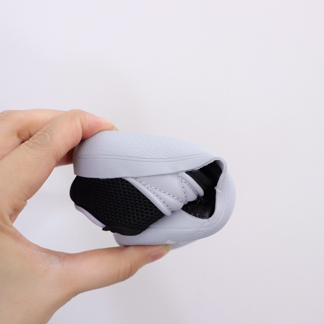 图片[9]-AD新款包头网面凉鞋‼️ AD儿童包头凉鞋 新款，每年的爆款！实在太经典好穿！采用柔韧透气网面，搭配耐磨橡胶鞋底，新升级的质量，比往年更上一个档次✅ 泡棉缓震鞋垫更加轻盈舒适，脚感柔软！与脚底贴合度很好，不会打滑！-选品中心