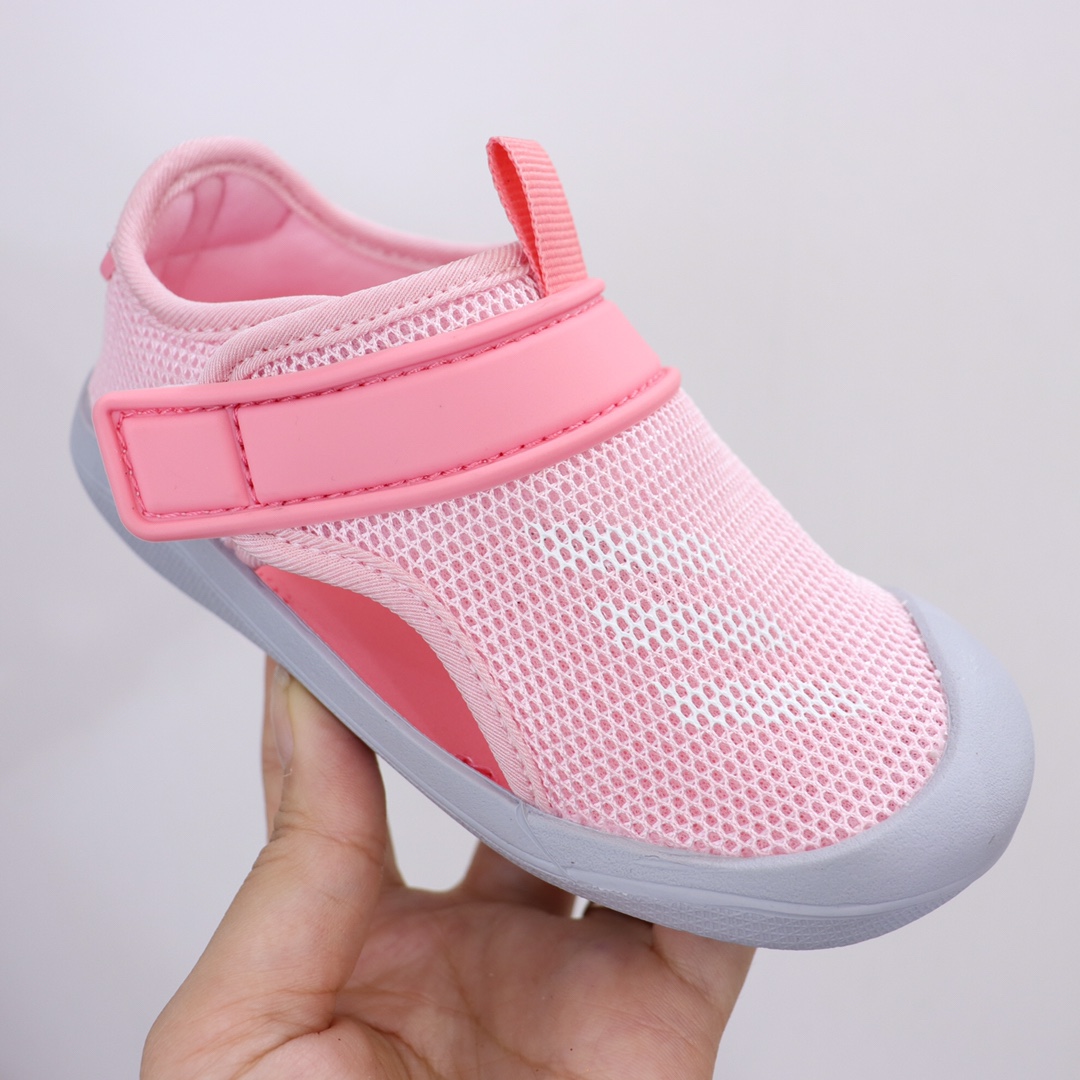 图片[5]-AD新款包头网面凉鞋‼️ AD儿童包头凉鞋 新款，每年的爆款！实在太经典好穿！采用柔韧透气网面，搭配耐磨橡胶鞋底，新升级的质量，比往年更上一个档次✅ 泡棉缓震鞋垫更加轻盈舒适，脚感柔软！与脚底贴合度很好，不会打滑！-选品中心