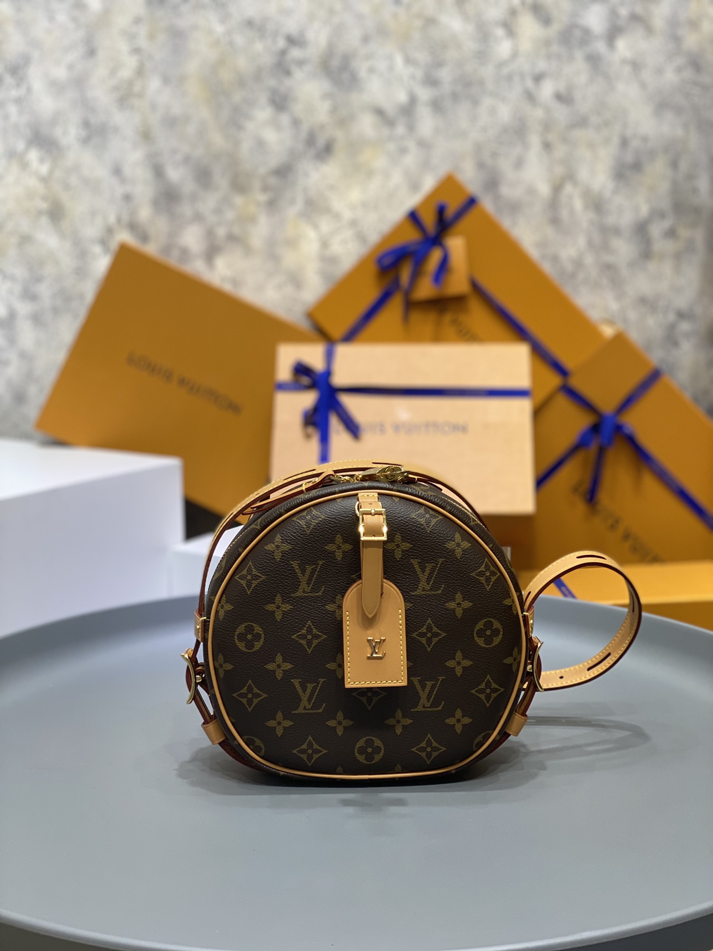 NO:176475,BOITE CHAEAU SOULE Model 52294 20.022.58.0 Material Super Steel   Italian 5A Fabric (the body steel parts are forged forging, with many high-strength stamping, with large toughness and fineness. The gold-plated surface is not easy to fade and get worn. The non-alloy parts are rough, with low density and easy to lose) The soft round cake perfectly replaces the hard round cake, and is more delicate than the hard round cake. This new round cake is particularly versatile and can also be used as a waist bag!  It can take you to various high-end occasions, and it can attract attention on your back!  ,,gold plating19860909BOITE CHAEAU SOULE 型号52294 20.022.58.0 材质超级钢＋意大利5A面料 (包身钢件为锻造工艺,多次高强度冲压成型,韧性大且精细.镀金面不易掉色磨花 .非合金件粗糙,密度低易损易花) 软圆饼完美代替了硬圆饼,又比硬圆饼精致,这个新款圆饼特别百搭,也可以当腰包！它能带你出入各种高端场合,背上它赚足眼球！,,gold plating,Bag