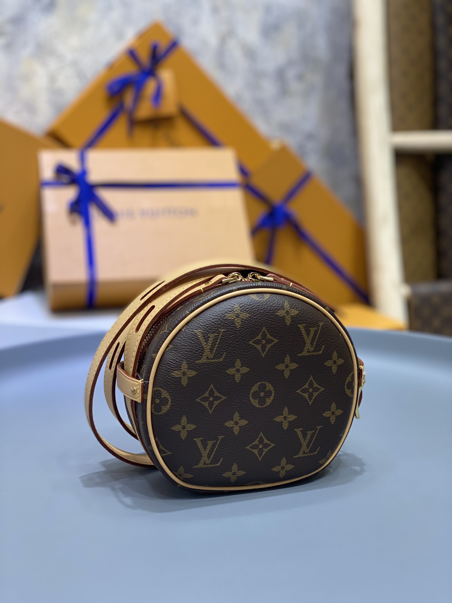 NO:176492,BOITE CHAEAU SOULE Small Model M45149 17.016.07.0 Material Super Steel   Italian 5A Fabric (the body steel parts are forged forging, with many high-strength stamping, with large toughness and fineness. The gold-plated surface is not easy to fade and get worn. The non-alloy parts are rough, with low density and easy to lose) The soft round cake perfectly replaces the hard round cake, and is more delicate than the hard round cake. This new round cake is particularly versatile and can also be used as a waist bag!  It can take you to various high-end occasions, and it can attract attention and soul, and the same curved bread as genuine products, gold plating19860909BOITE CHAEAU SOULE 小号 型号M45149 17.016.07.0 材质超级钢＋意大利5A面料 (包身钢件为锻造工艺,多次高强度冲压成型,韧性大且精细.镀金面不易掉色磨花 .非合金件粗糙,密度低易损易花) 软圆饼完美代替了硬圆饼,又比硬圆饼精致,这个新款圆饼特别百搭,也可以当腰包！它能带你出入各种高端场合,背上它赚足眼球,灵魂所在,跟正品一样的弧形包面,,gold plating,Bag