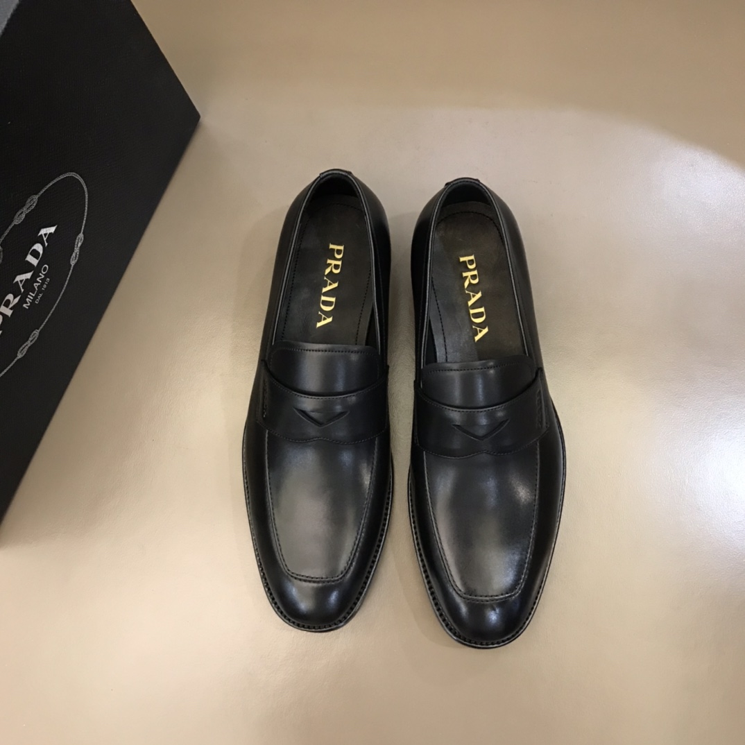 NO:273722,P home original single new Saffiano series men's leather loafers imported calfskin, delicate and shiny texture, full of charming charm of modern style, equipped with genuine leather edge strips and wear-resistant non-slip rubber patches, half-leather genuine leather sole, the strap is decorated with a classic hollow logo, and the heel is embellished with a metal logo badge on the side, showing exquisite style, full of gentlemanly and British style!  Size39-44 (38 and 45 custom made), Loafers, cowhide19860909P家原单新款Saffiano系列男士皮革乐福鞋 进口小牛皮 质感细腻有光泽 充满现代格调的迷人魅力 配有真皮沿条加耐磨防滑橡胶贴片半皮革真皮鞋底 饰带以经典的镂空徽标装饰 鞋跟侧面带金属logo徽章点缀 彰显精美风格 绅士英伦范十足！ Size39-44（38和45定做）,,loafers,cowhide,Men's shoes