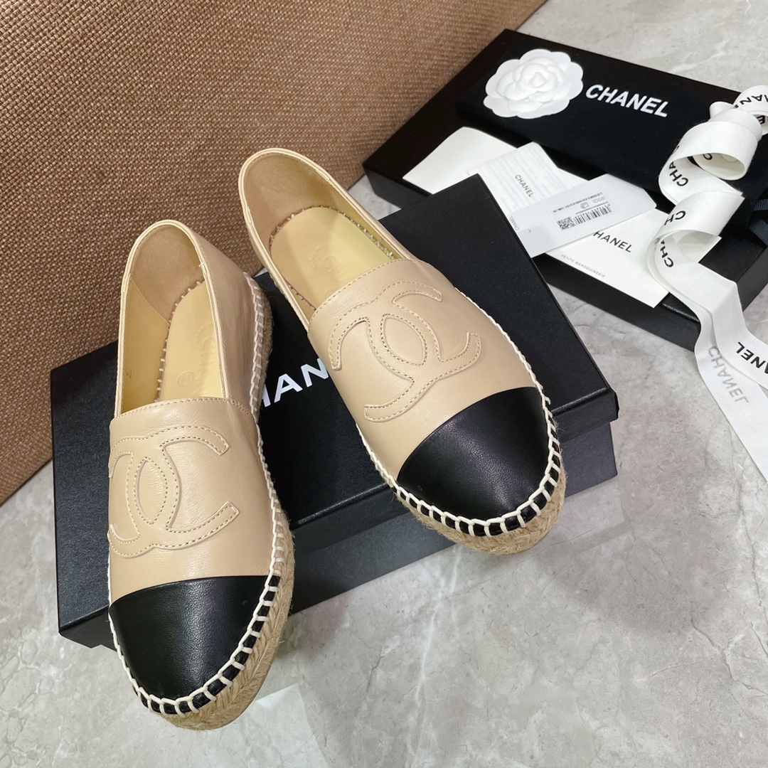 NO:592948,Chanel... A full range of classic fisherman shoes, the original version is reproduced with zero dead ends, and the details are exquisite and high-end. 1. The upper/inner material is made of first-layer sheepskin (the fabric is soft, and the softer it gets), and the retro cloth is mixed with special materials... 2. Natural hemp rope with transparent vulcanized sole, which is wear-resistant and not easy to come off.  Full set of regular sizes 35-40, cloth, leather, rhinestones/diamonds, fisherman shoes, chanel, espadrilles, sheepskin19860909Chanel……万年经典渔夫鞋全系列产品,原版零死角复刻,细节精致高端 1材质鞋面/内里选用头层全羊皮(面料柔软,而且越穿越软的),复古布面混搭特殊材料… 2天然麻绳配透明硫化底,耐磨不易脱胶脱底,上脚绝对舒适… 3原版钢印垫脚,布面拼色,皮面拼色,漆皮面,菱格面 35—40码正码全套包装 布面,皮面,水钻/菱格,渔夫鞋,chanel,espadrilles,sheepskin,Women's Shoes