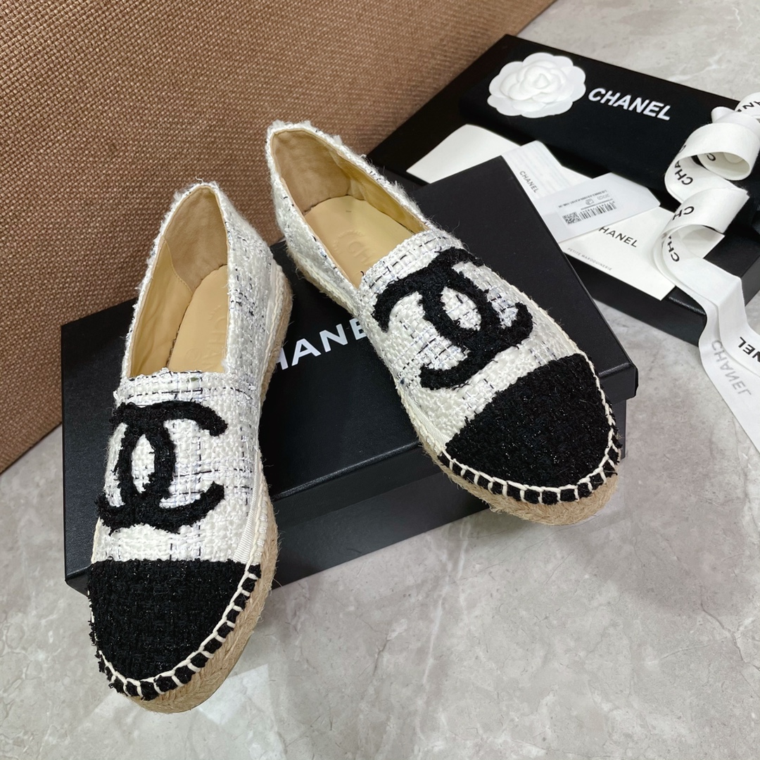 NO:592958,Chanel... A full range of classic fisherman shoes, the original version is reproduced with zero dead ends, and the details are exquisite and high-end. 1. The upper/inner material is made of first-layer sheepskin (the fabric is soft, and the softer it gets), and the retro cloth is mixed with special materials... 2. Natural hemp rope with transparent vulcanized sole, which is wear-resistant and not easy to come off.  Full set of regular sizes 35-40, cloth, leather, rhinestones/diamonds, fisherman shoes, chanel, espadrilles, sheepskin19860909Chanel……万年经典渔夫鞋全系列产品,原版零死角复刻,细节精致高端 1材质鞋面/内里选用头层全羊皮(面料柔软,而且越穿越软的),复古布面混搭特殊材料… 2天然麻绳配透明硫化底,耐磨不易脱胶脱底,上脚绝对舒适… 3原版钢印垫脚,布面拼色,皮面拼色,漆皮面,菱格面 35—40码正码全套包装 布面,皮面,水钻/菱格,渔夫鞋,chanel,espadrilles,sheepskin,Women's Shoes