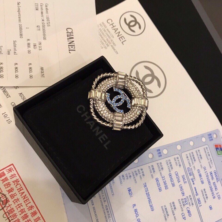 p108
 CHANEL小香 专柜最新款同步上新香奈儿最新款胸针 胸针，是最懂女人的饰物。那些倾注了全部心血去做自己的女人，往往更珍惜胸针的意义。香奈儿女士把胸针别在帽子上，并告诉那些模仿她的时髦女士们：[ 胸针可是非常实用，它可以别在西装领上、口袋上、帽子上、腰带上或者是晚礼服上。