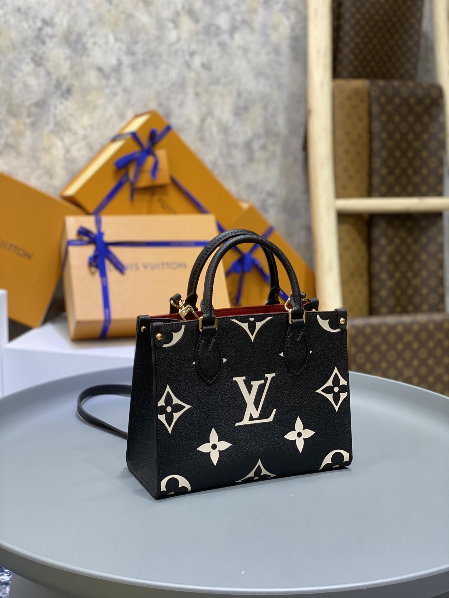 NO:176624,# All-steel duty-free version # M45659 Black M45654 m white M45779 Elephant Grey # Pair-grade high-end print # With duty-free packaging Onthego small Tote bag draws inspiration from the classic Sac Plat handbags of 2019 to embossed with Medium Bicolor Monogram pattern Monogram mini version, which can accommodate everyday needs such as iPad Mini. Flexible handles and removable shoulder straps are available for carrying options. Dimensions 25 x 19 x 11.5 cm (length x height x width),19860909# 全钢免税版本 # M45659 黑色 M45654米白 M45779大象灰 # 对版高级印花 # 配免税包装 Onthego 小号 Tote 包向 年的经典 Sac Plat 手袋汲取灵感,以压印 Medium Bicolor Monogram 图案的 Monogram Empreinte 皮革成就缩微版本,可收纳 iPad Mini 等日常所需.灵活手柄和可拆卸肩带丰富背携选择.尺寸25 x 19 x 11.5 厘米 (长度 x 高 x 宽),,Bag