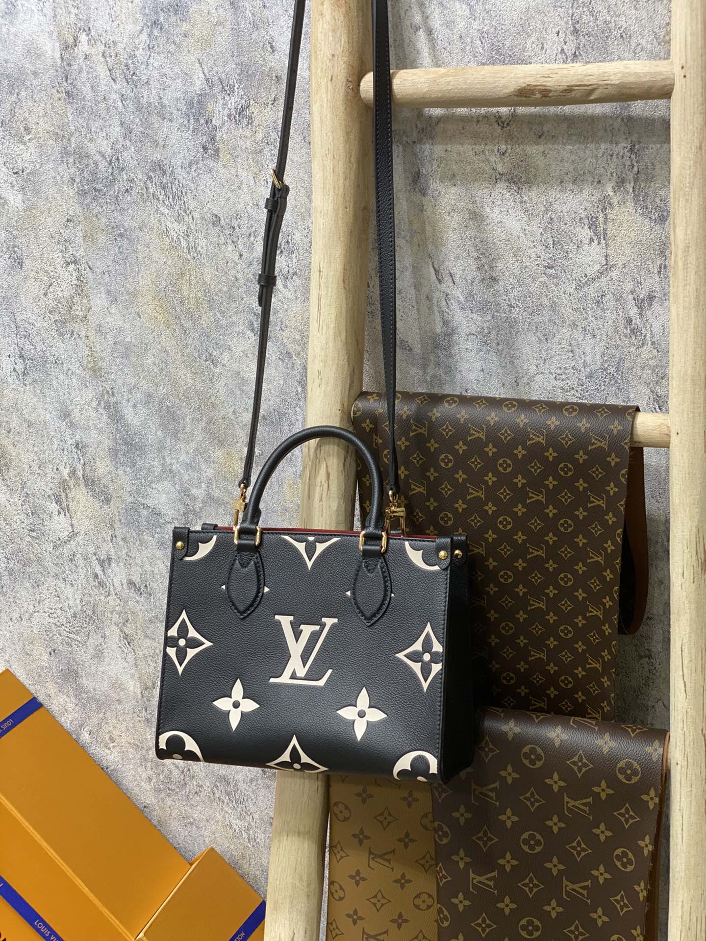 NO:176630,Onethego M45654 More details Dimensions 25 x 19 x 11.5 cm (Length x Height x Width),19860909Onethego M45654 更多细节详情 尺寸25 x 19 x 11.5 厘米 (长度 x 高 x 宽),,Bag