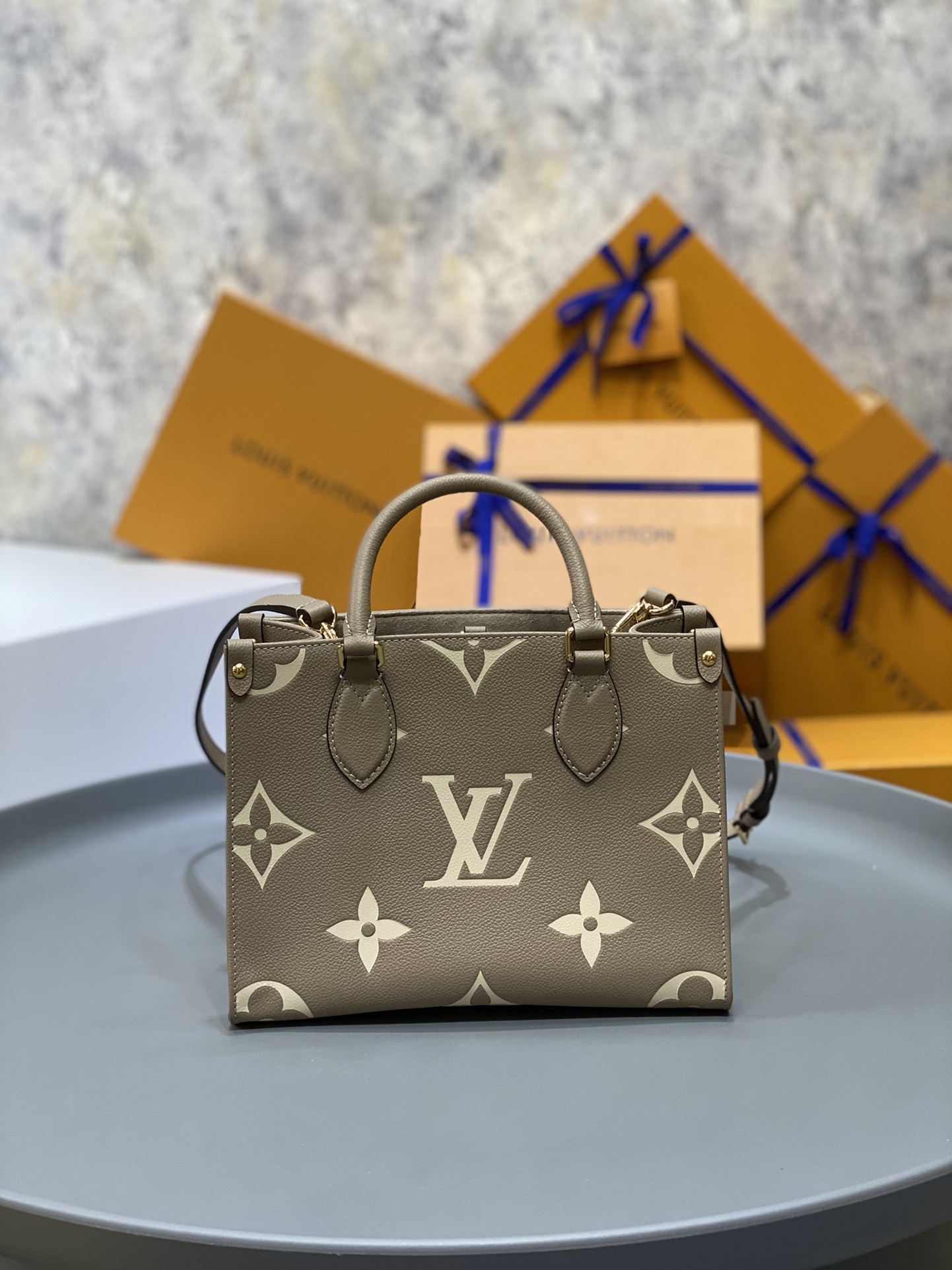 NO:176635,# All-steel duty-free version # M45659 Black M45654 m white M45779 Elephant Grey # Pair-grade high-end print # With duty-free packaging Onthego small Tote bag draws inspiration from the classic Sac Plat handbags of 2019 to embossed with Medium Bicolor Monogram pattern Monogram mini version, which can accommodate everyday needs such as iPad Mini. Flexible handles and removable shoulder straps are available for carrying options. Dimensions 25 x 19 x 11.5 cm (length x height x width),19860909# 全钢免税版本 # M45659 黑色 M45654米白 M45779大象灰 # 对版高级印花 # 配免税包装 Onthego 小号 Tote 包向 年的经典 Sac Plat 手袋汲取灵感,以压印 Medium Bicolor Monogram 图案的 Monogram Empreinte 皮革成就缩微版本,可收纳 iPad Mini 等日常所需.灵活手柄和可拆卸肩带丰富背携选择.尺寸25 x 19 x 11.5 厘米 (长度 x 高 x 宽),,Bag