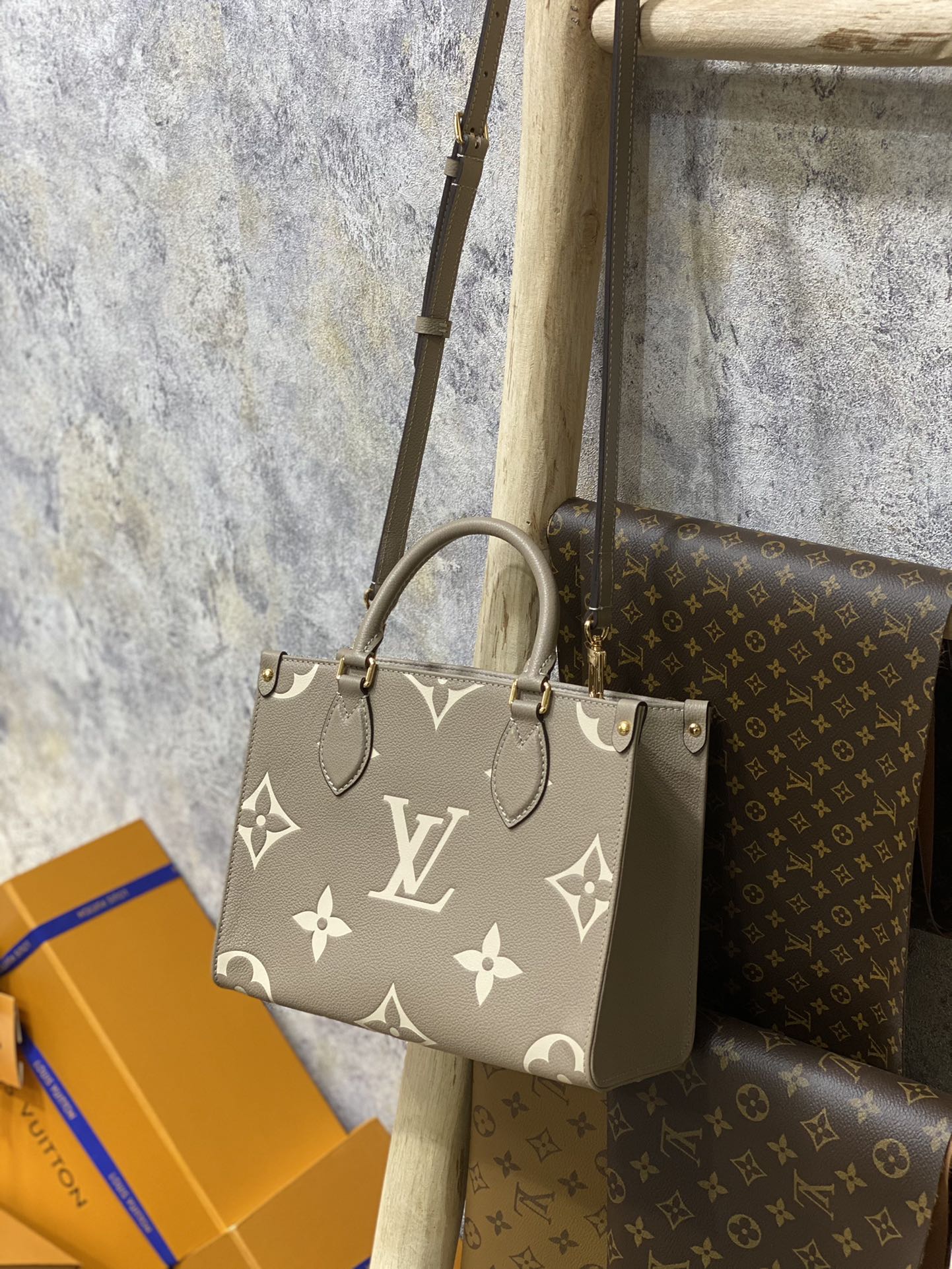 NO:176641,Onethego M45579 More details Dimensions 25 x 19 x 11.5 cm (Length x Height x Width),19860909Onethego M45579 更多细节详情 尺寸25 x 19 x 11.5 厘米 (长度 x 高 x 宽),,Bag