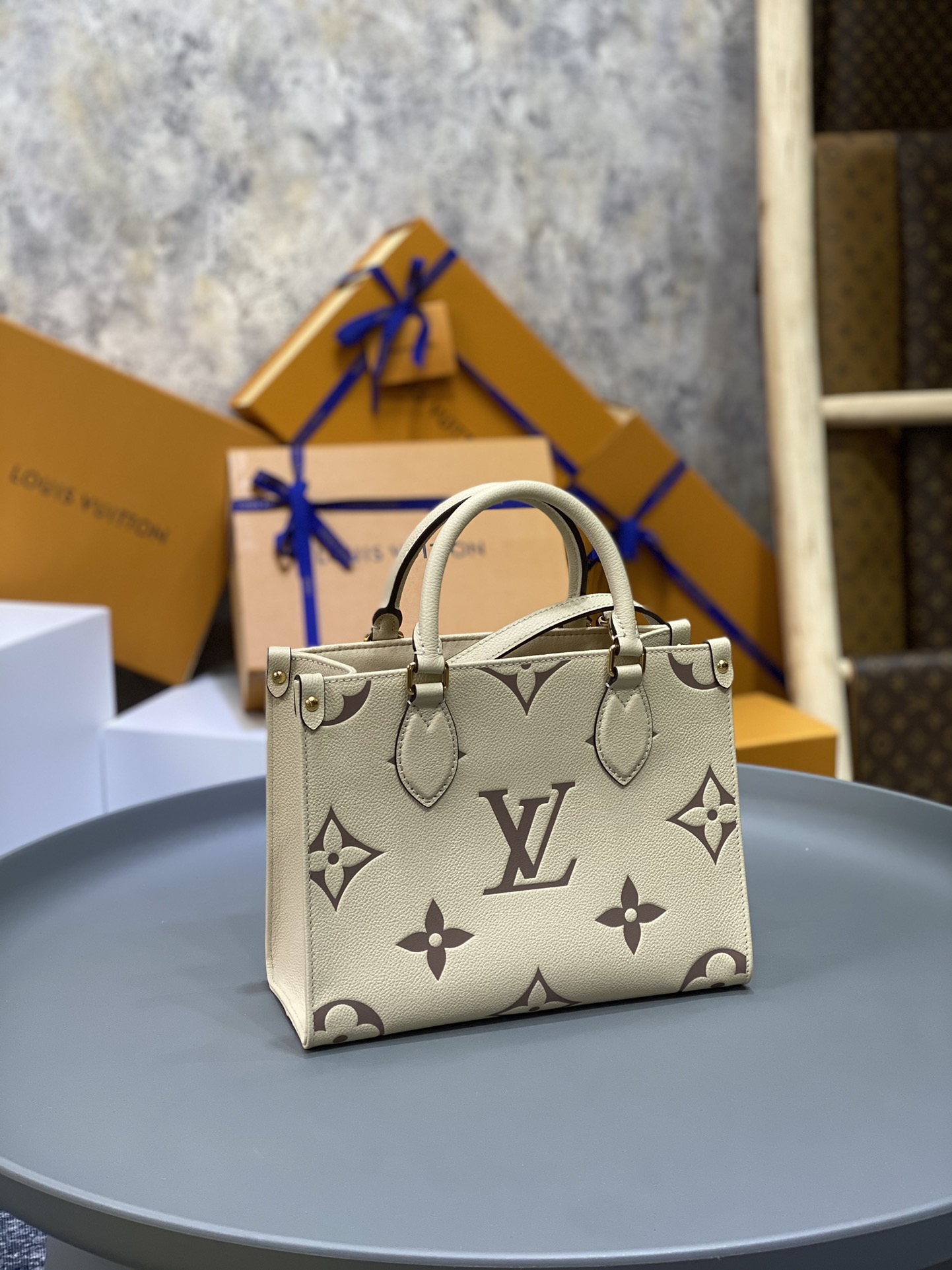 NO:176647,# All-steel duty-free version # M45659 Black M45654 m white M45779 Elephant Grey # Pair-grade high-end print # With duty-free packaging Onthego small Tote bag draws inspiration from the classic Sac Plat handbags of 2019 to embossed with Medium Bicolor Monogram pattern Monogram mini version, which can accommodate everyday needs such as iPad Mini. Flexible handles and removable shoulder straps are available for carrying options. Dimensions 25 x 19 x 11.5 cm (length x height x width),19860909# 全钢免税版本 # M45659 黑色 M45654米白 M45779大象灰 # 对版高级印花 # 配免税包装 Onthego 小号 Tote 包向 年的经典 Sac Plat 手袋汲取灵感,以压印 Medium Bicolor Monogram 图案的 Monogram Empreinte 皮革成就缩微版本,可收纳 iPad Mini 等日常所需.灵活手柄和可拆卸肩带丰富背携选择.尺寸25 x 19 x 11.5 厘米 (长度 x 高 x 宽),,Bag