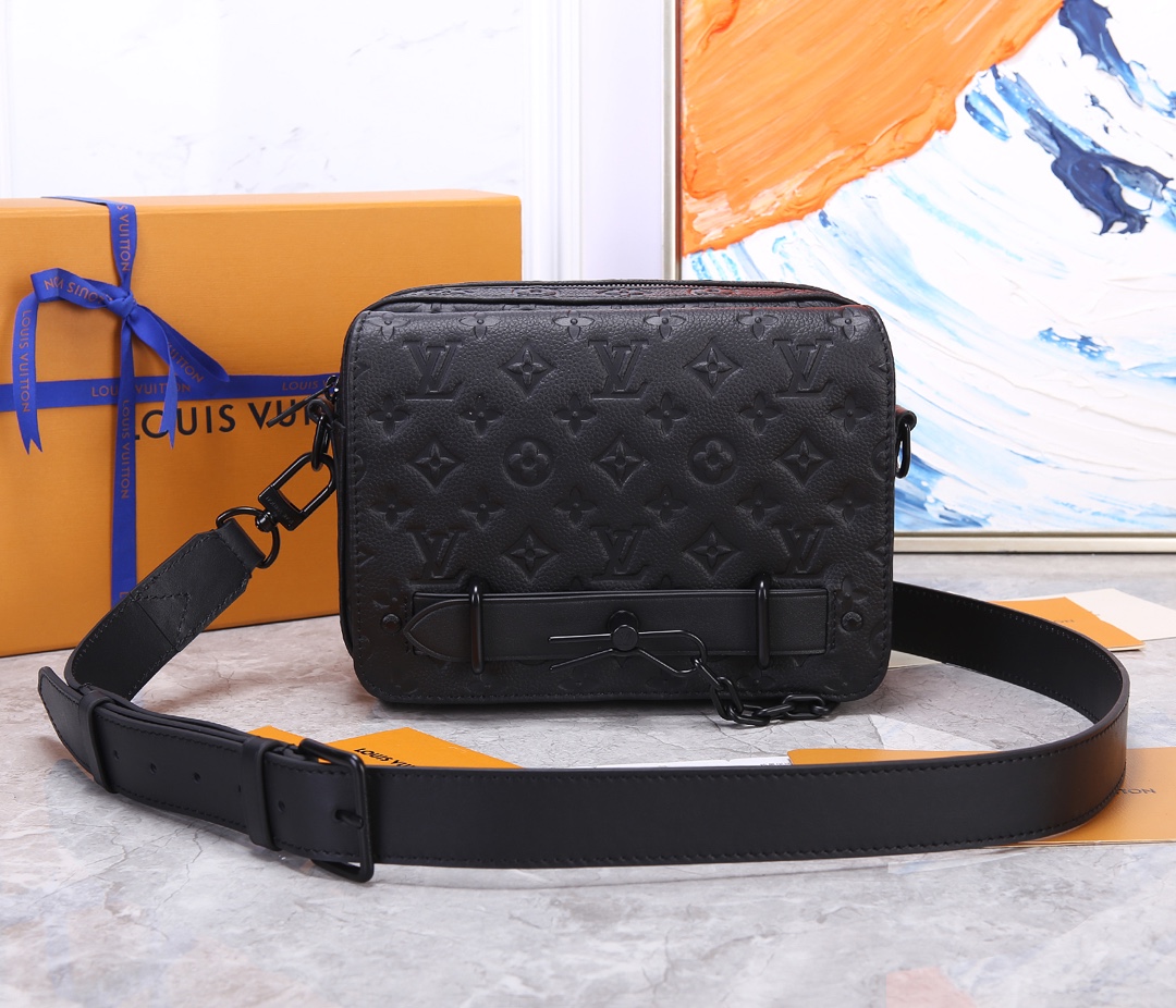 NO:388275,【Top Original List】Model M57307 Imported Cowhide Embossed STEAMER Postman Bag This new Steamer Postman Bag injects traditional brand elements into the New Classics series, with exquisite shapes. The iconic Monogram Eclipse canvas complements classic elements such as Steamer style chains. It is equipped with removable shoulder straps for easy portability. The zipper compartment has plenty of storage space, and is paired with a front pocket flap and magnet buckle to ensure the safety of the items. Detailed features 23.5 x 17 x 6 cm (length x height x width) Monogram Eclipse coated canvas Cowhide trim Fabric lining Fine metal trim Iconic Steamer style chain Zipper opening and closing system 1 large main compartment  Front pocket with magnet lock 1 inner patch pocket, LV [top original list], louis vuitton, cowhide19860909【顶级原单】型号M57307 进口头层牛皮压花 STEAMER 邮差包此新款 Steamer 邮差包为 New Classics 系列注入品牌传统元素,造型精美.标志性的 Monogram Eclipse 帆布与 Steamer 风格链条等经典元素相得益彰.配有可脱卸肩带,便于背携.拉链隔层收纳空间充裕,搭配前袋翻盖和磁铁锁扣,确保物品安全无虞. 详细特征 23.5 x 17 x 6 厘米 (长度 x 高 x 宽) Monogram Eclipse 涂层帆布 牛皮饰边 织物内衬 黑色金属饰件 标志性的 Steamer 风格链条 拉链开合系统 1 个大号主隔层 采用磁铁锁扣的前袋翻盖 1 个内贴袋,LV【顶级原单】,louis vuitton,cowhide,Bag