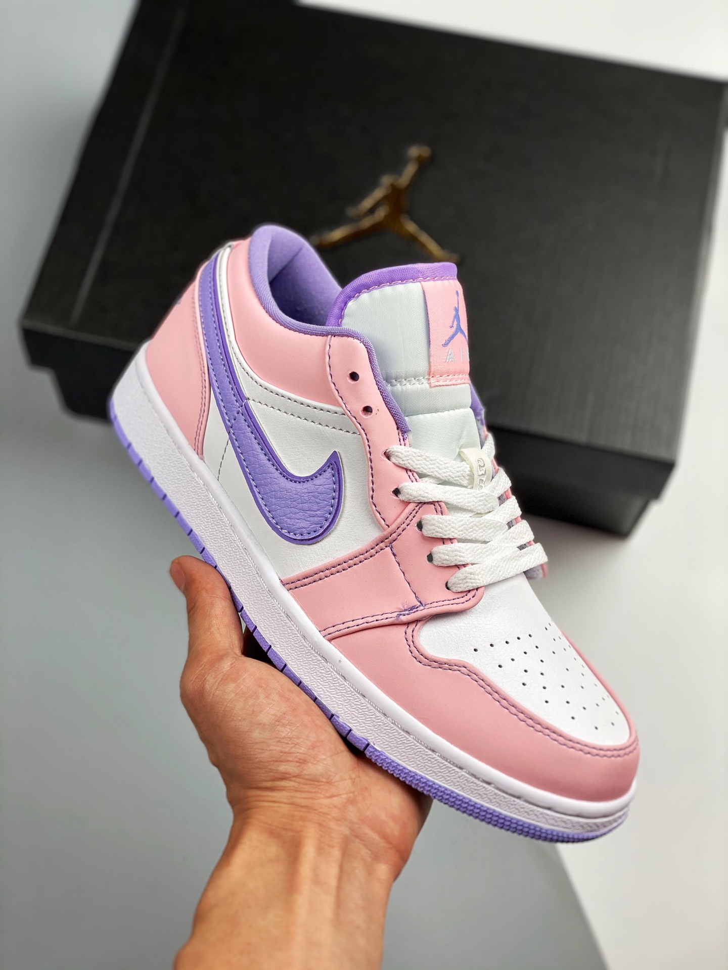 Air Jordan 1 Low rosa, blanco y púrpura, color oficial sincronizado, producto de nivel original. La empresa compró el z…