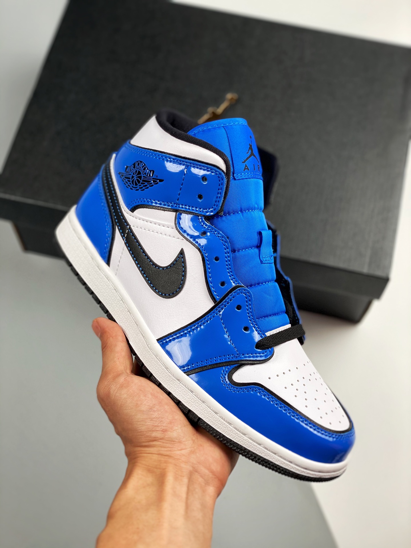Versión de verificación Air Jordan 1 Mid 'Pequeño Rayo', blanco, negro y azul. ¡La mejor calidad de media caña del merc…