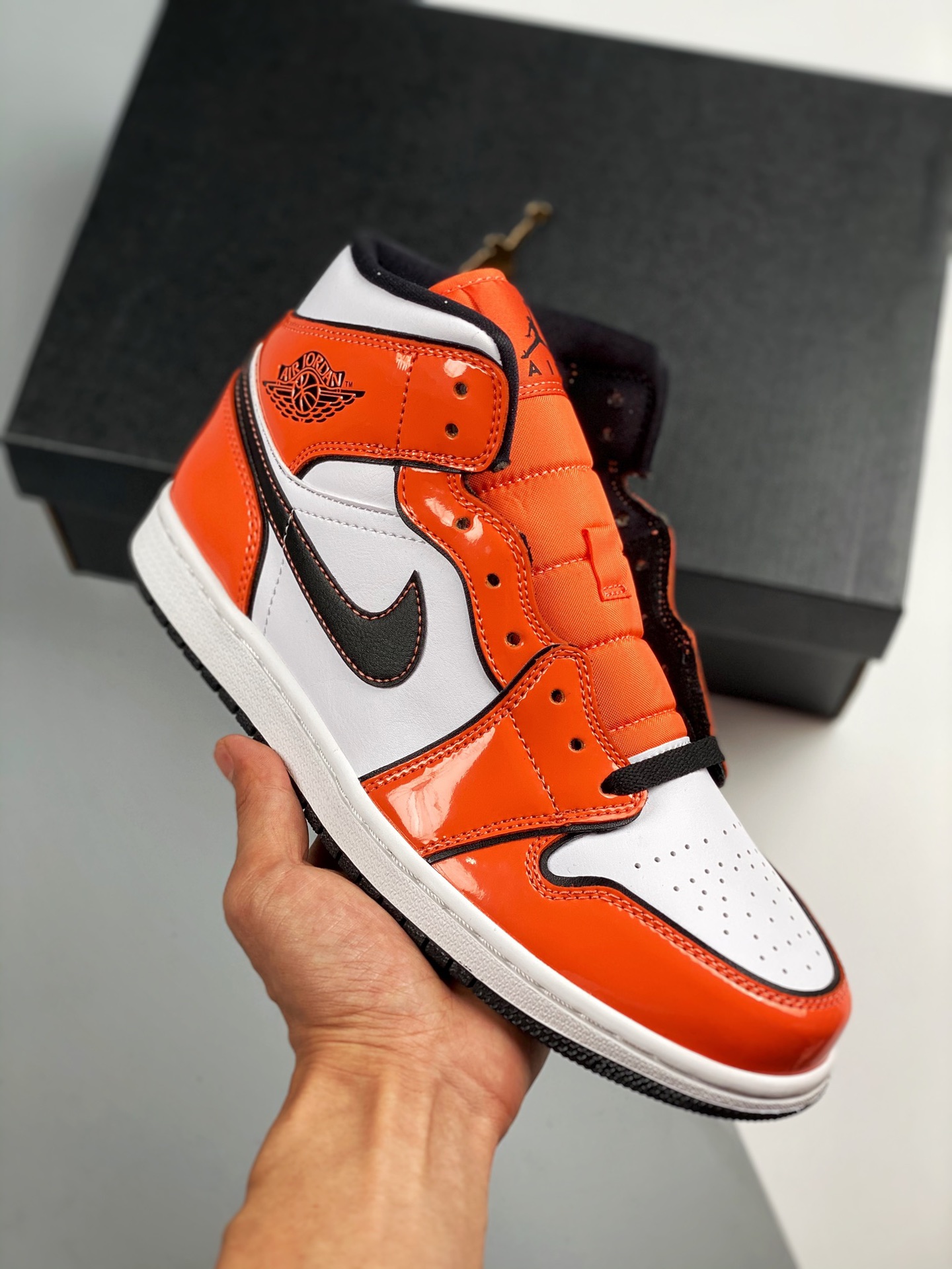 Versión de verificación Air Jordan 1 Mid 'Shattered Backboard' pequeño, blanco, negro y naranja. ¡La mejor calidad de m…