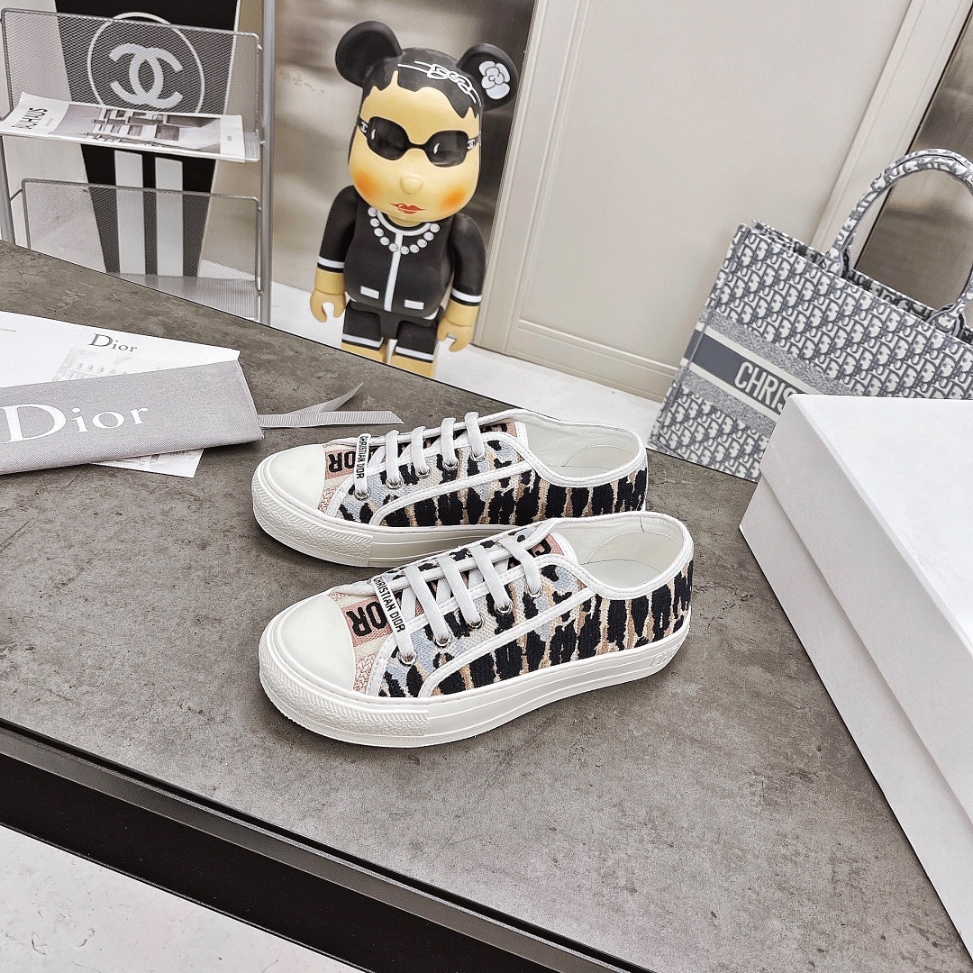 Dior Dior迪奥最 的Ｄ字母老花 刺绣休闲帆布小白鞋、 圈的一股逆流 刺绣均匀尽显立体感、混种 里牛皮脚垫、码数：35-40