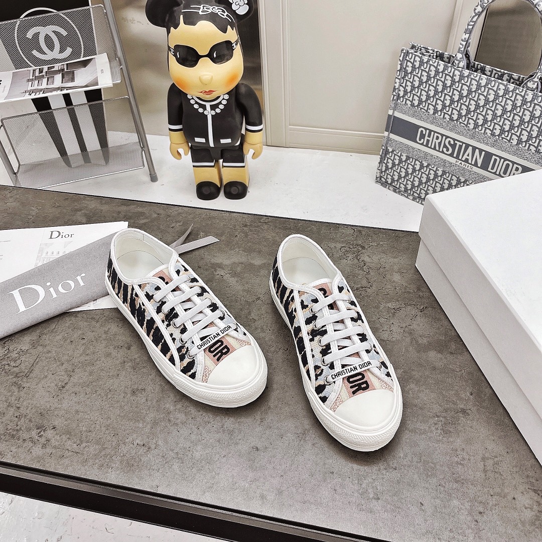 Dior Dior迪奥最 的Ｄ字母老花 刺绣休闲帆布小白鞋、 圈的一股逆流 刺绣均匀尽显立体感、混种 里牛皮脚垫、码数：35-40