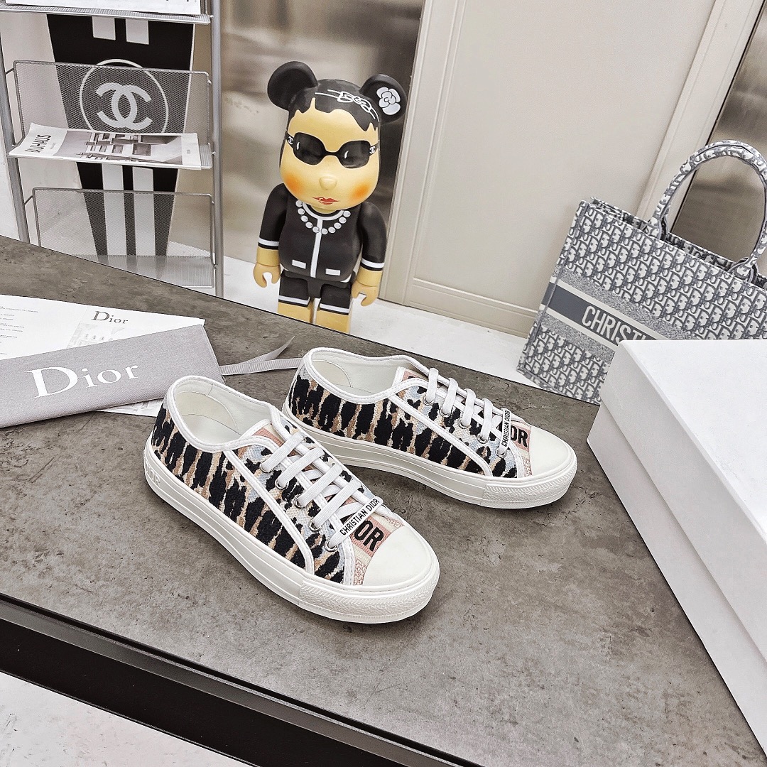 Dior Dior迪奥最 的Ｄ字母老花 刺绣休闲帆布小白鞋、 圈的一股逆流 刺绣均匀尽显立体感、混种 里牛皮脚垫、码数：35-40
