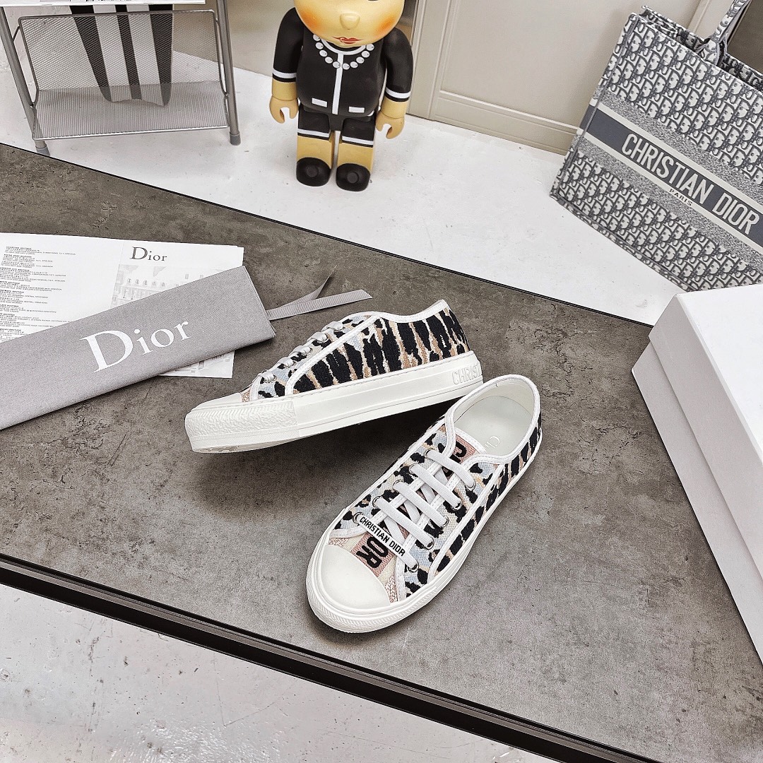 Dior Dior迪奥最 的Ｄ字母老花 刺绣休闲帆布小白鞋、 圈的一股逆流 刺绣均匀尽显立体感、混种 里牛皮脚垫、码数：35-40