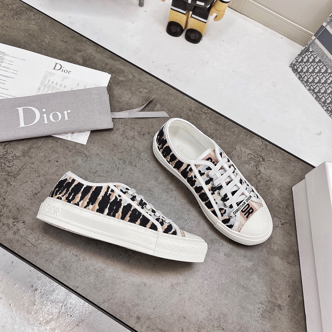 Dior Dior迪奥最 的Ｄ字母老花 刺绣休闲帆布小白鞋、 圈的一股逆流 刺绣均匀尽显立体感、混种 里牛皮脚垫、码数：35-40