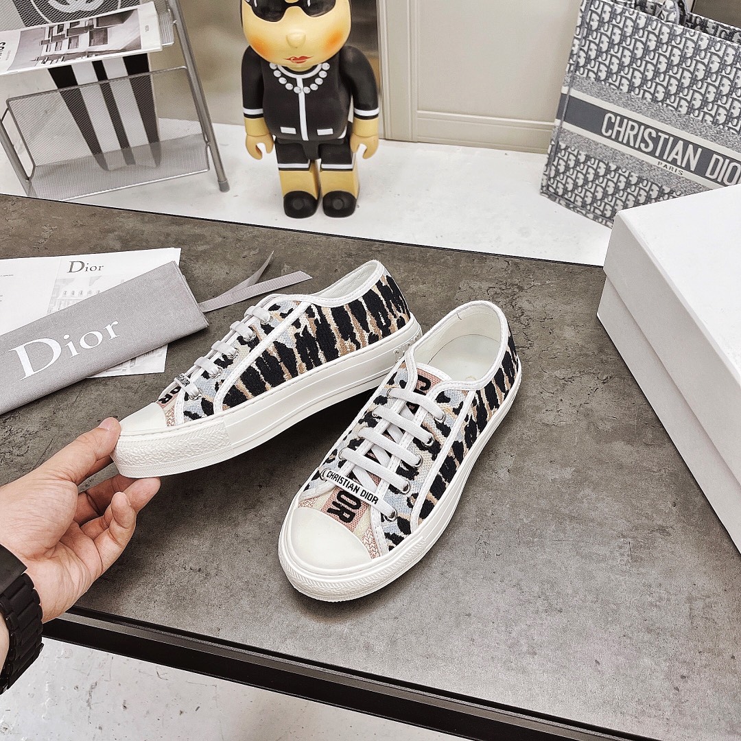 Dior Dior迪奥最 的Ｄ字母老花 刺绣休闲帆布小白鞋、 圈的一股逆流 刺绣均匀尽显立体感、混种 里牛皮脚垫、码数：35-40