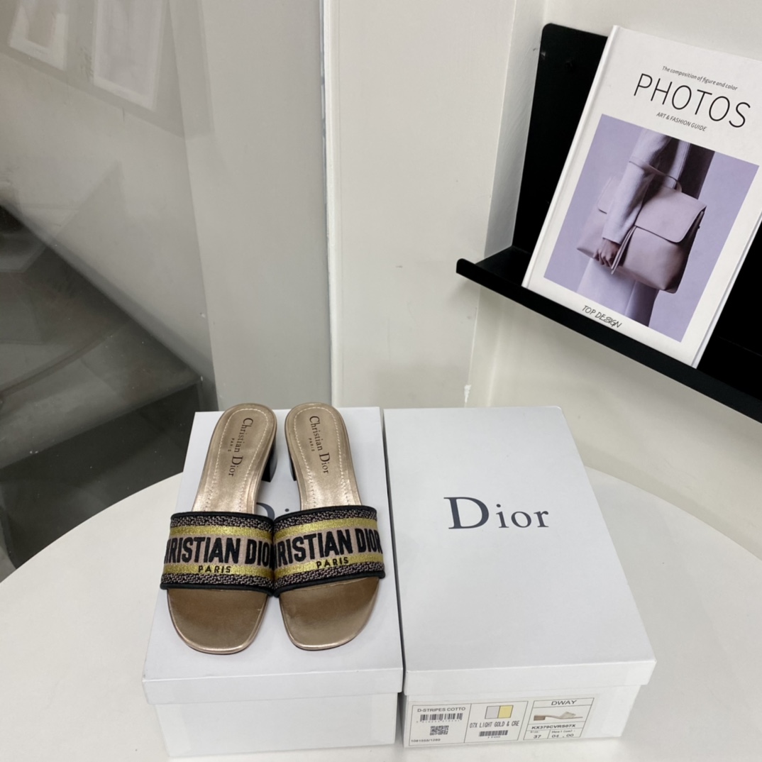 Pantuflas de tacón medio con bordado navideño DIOR de tacón medio, un nuevo color con buena apariencia🆕 El empeine tie…