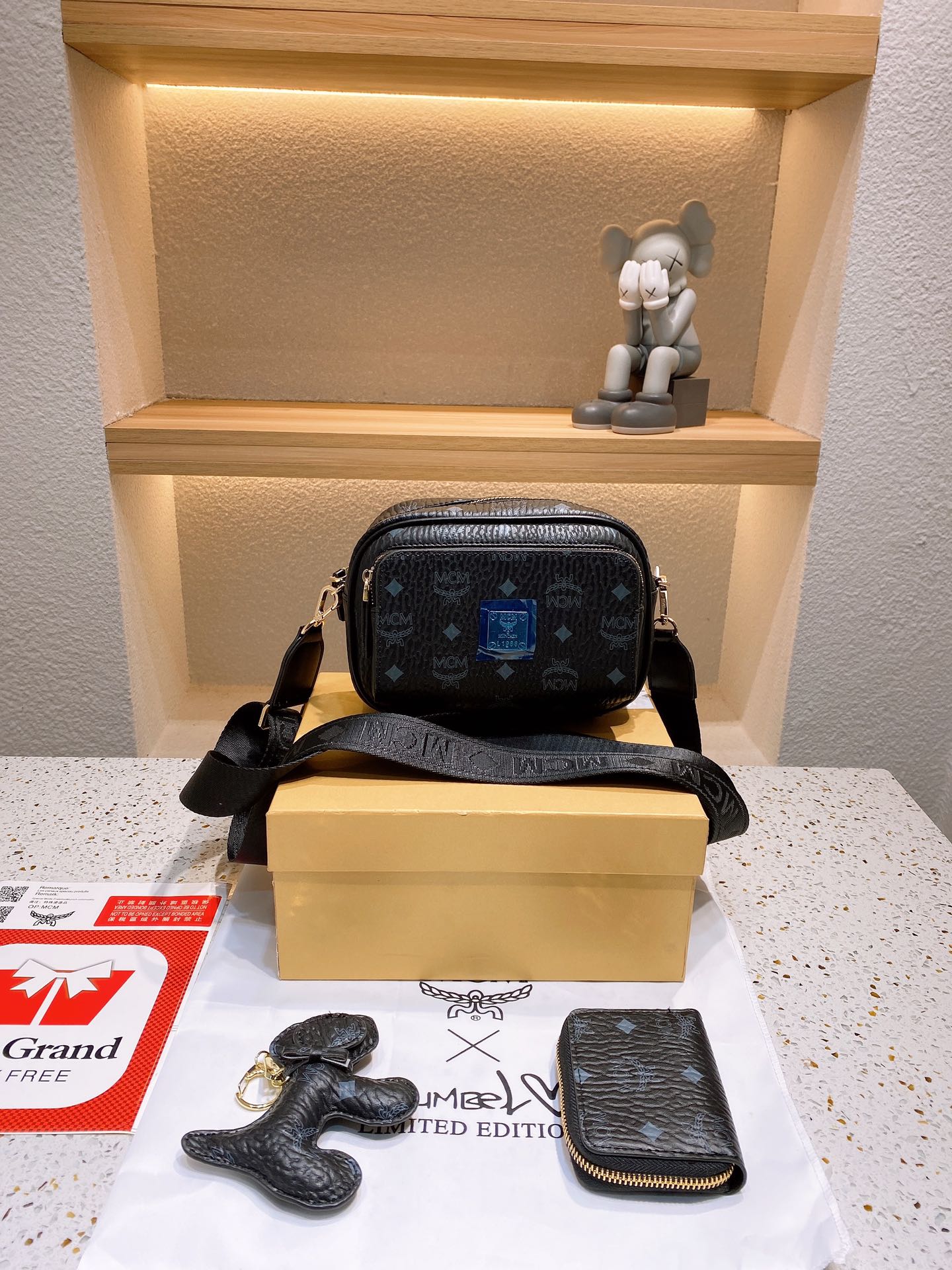 J5 各路明星大咖都在背 追随的潮流旅游季必备款 时尚达人出街行头这款多火我不废话了哈出货 做工超精致版型超好看出街稳赚回头率的1.款配盒尺寸20.7.13，编码202021，