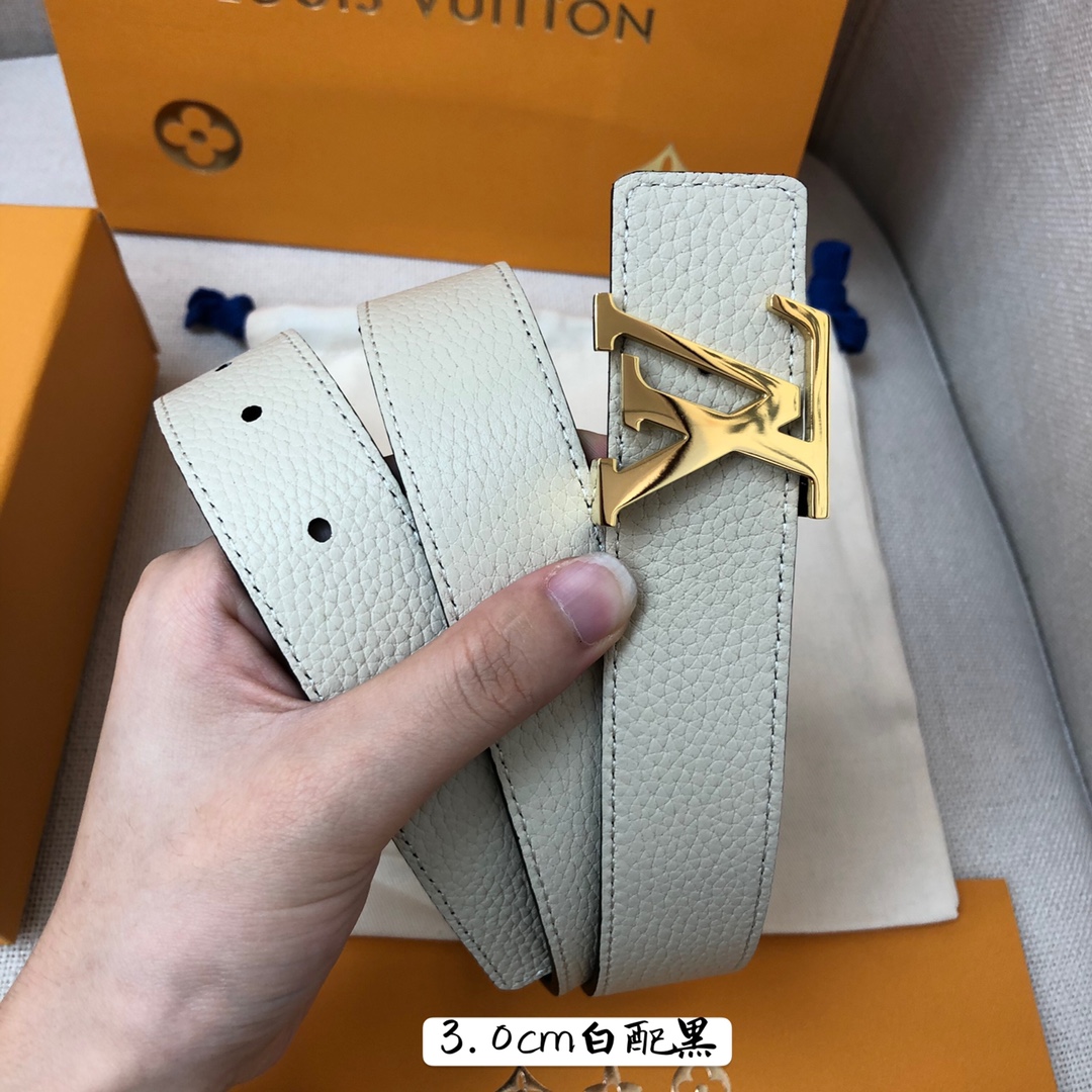 I0 Louis vuitton 路易威登 LV 宽30毫米 今年必不可少的单品,大部分look都可以用它来凹造型的就非路易家女士腰带莫属啦标志性的LV Initiales设计,追求细腻品牌风格女士的完美选择.专柜有售