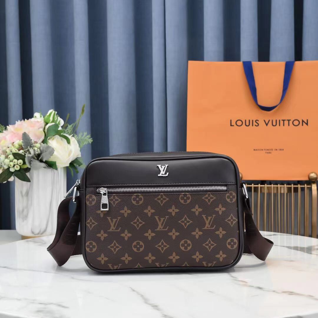K0 专柜正品有售顶级原版质量\r Louis Vuitton 路易威登 LV 男士斜挎包 尺寸：27-19-7cm 原厂出品，必定精品重金打版复刻原版头层小牛皮复刻皮质柔软定制专柜原版五金完美工艺拒绝偷工减料