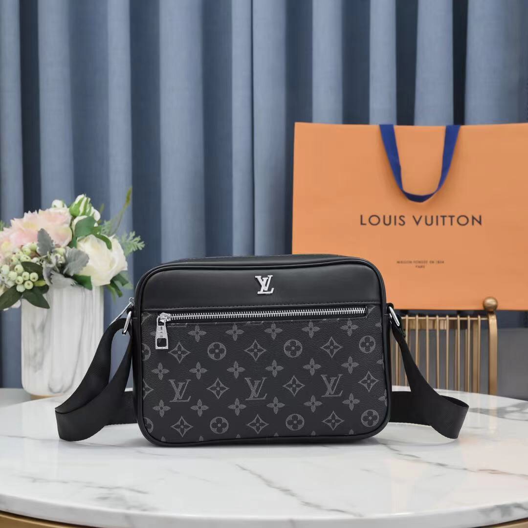 K0 专柜正品有售顶级原版质量\r Louis Vuitton 路易威登 LV 男士斜挎包 尺寸：27-19-7cm 原厂出品，必定精品重金打版复刻原版头层小牛皮复刻皮质柔软定制专柜原版五金完美工艺拒绝偷工减料