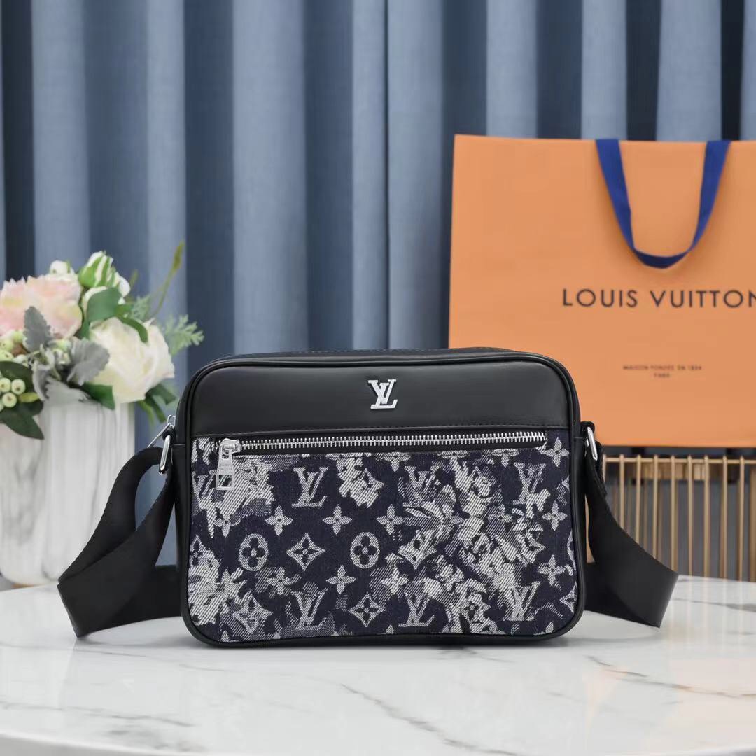 K0 专柜正品有售顶级原版质量\r Louis Vuitton 路易威登 LV 男士斜挎包 尺寸：27-19-7cm 原厂出品，必定精品重金打版复刻原版头层小牛皮复刻皮质柔软定制专柜原版五金完美工艺拒绝偷工减料