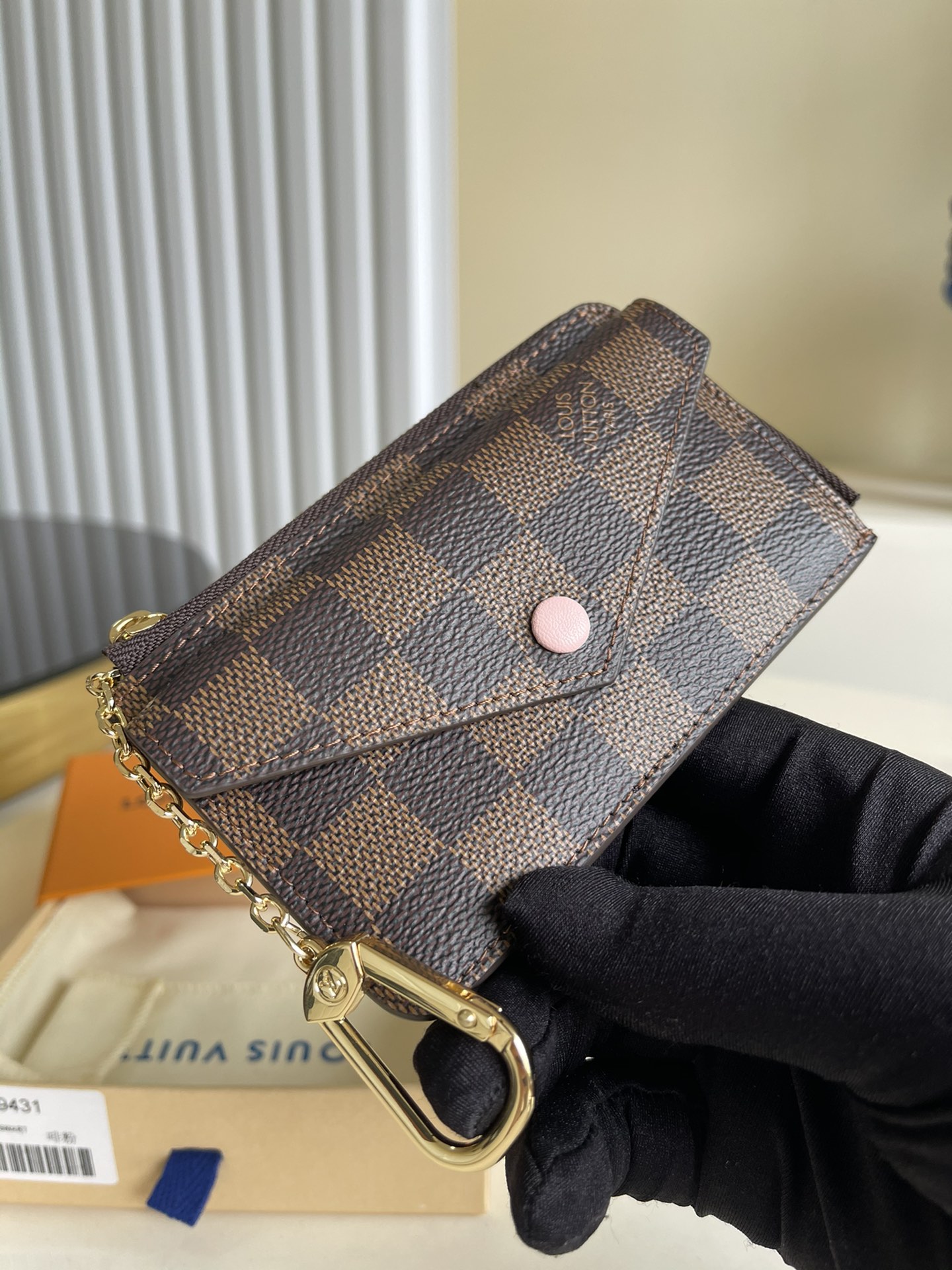 NO:396812,[Exclusive real shot of N69431 Coffee Powder] Recto Verso card clip is a classic Monogram canvas outlined with a loose leather trim, with an L-shaped wide zipper opening the change compartment, paired with an envelope-style front pocket, a central pocket that can store folding banknotes and a rear side clip. It can also be fixed to the handbag or belt with a hook buckle. Size 13.0 x 9.5 x 2.5 cm c.,LV [original leather],louis vuitton,versace19860909【独家实拍 N69431咖粉】Recto Verso 卡夹为经典 Monogram 帆布勾勒利落皮革饰边,以 L 形宽拉链开启零钱隔层, 搭配信封式前袋、可收纳折叠钞票的中央口袋和后侧卡位,亦可利用钩扣固定于手袋或腰带.尺寸13.0 x 9.5 x 2.5 cm c.,LV【原厂皮】,louis vuitton,versace,Bag