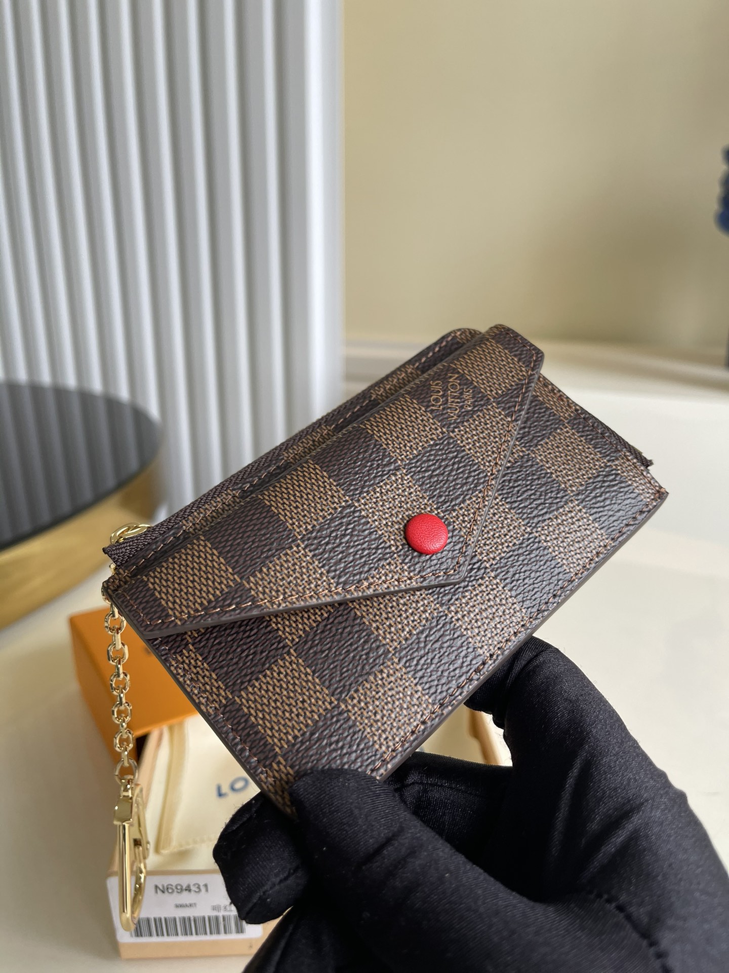 NO:396815,【Exclusive real photo N69431 Coffee Red】Recto Verso card clip is a classic Monogram canvas outlined with a loose leather trim, with an L-shaped wide zipper opening the change compartment, paired with an envelope-style front pocket, a central pocket that can store folding banknotes and a rear side clip. It can also be fixed to the handbag or belt with a hook buckle. Size 13.0 x 9.5 x 2.5 cm i.,LV [original leather],louis vuitton,versace19860909【独家实拍 N69431咖红】Recto Verso 卡夹为经典 Monogram 帆布勾勒利落皮革饰边,以 L 形宽拉链开启零钱隔层, 搭配信封式前袋、可收纳折叠钞票的中央口袋和后侧卡位,亦可利用钩扣固定于手袋或腰带.尺寸13.0 x 9.5 x 2.5 cm i.,LV【原厂皮】,louis vuitton,versace,Bag