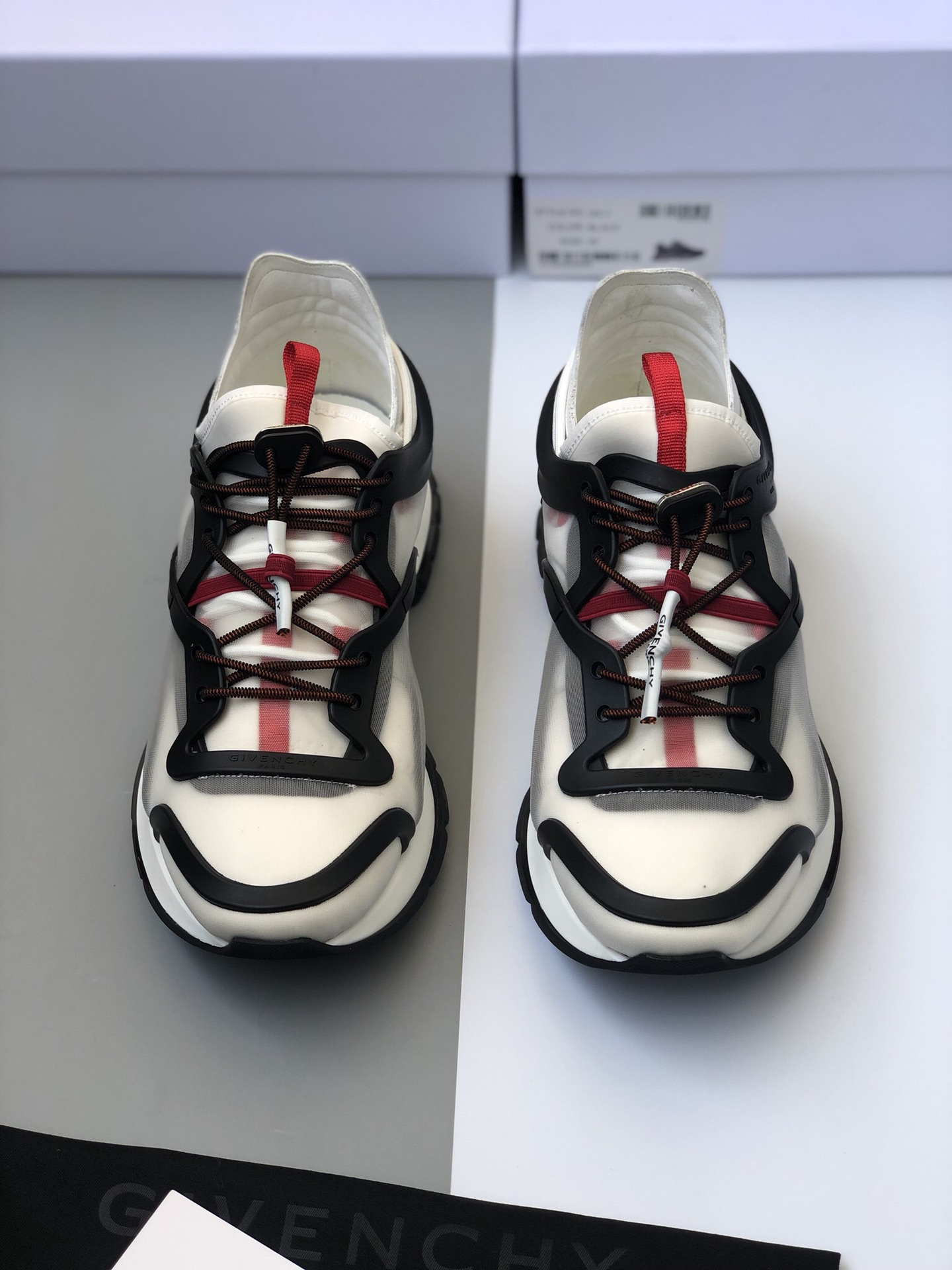 纪梵希wing低帮运动鞋透明聚氨酯材质侧面饰有黑色givenchy Paris标志配有可见透明结构元素混搭图形镶饰 明缝细节和镂空白色轻盈eva鞋底后帮饰立体凹凸纹理材质 Jbsz 聚氯乙烯 2 氨纶衬里 A00 涤纶皮鞋码数 39 40 41 42 43 44 黑白两色原盒包装不接急单