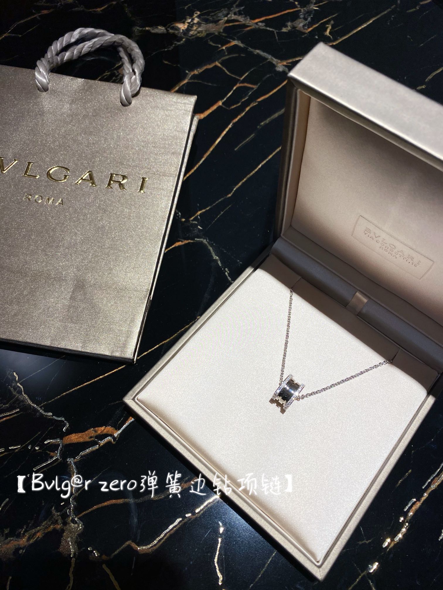 NO:632360,88290【Bvlg@r zero spring edge diamond necklace】·The classic among classics!  A timeless style!  Two colors with a perfect jewelry feel. · The spring pieces customized from abroad are compressible and as delicate as z. · The double row of diamonds are all hand-mounted silicon titanium first-grade diamonds. They are not machine-made, do not turn white or black, and have the same visual and real diamond feel. Classic, loved by Internet celebrities, very photogenic, full of fashion sense, classic shape, durable and versatile, good-looking, not redundant and not bulky. You are right to buy it, bottega  veneta,bvlgari,necklace,cardia high-end jewelry1986090988290【Bvlg@r zero弹簧边钻项链】 ·经典中的经典！万年不过时的款！完美珠宝感两色 ·国外定制回来的弹簧片可压缩,细腻感如z ·双排钻全部是手工镶嵌的硅钛料一级钻,不过机,不发白不发乌,视觉无差真钻感 经典,网红明星都爱,上镜率非常的高,时尚感十足,经典造型,耐看百搭还好看,不赘余不笨重买它准没错,,bottega veneta,bvlgari,necklace,卡迪亚高端饰品,Jewelry