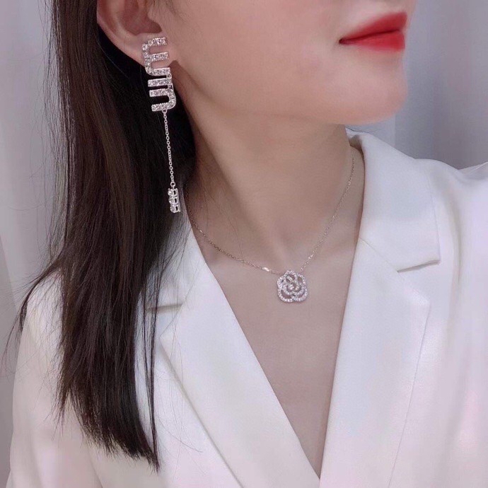 “Yang’s Unique MiuMiu Card Holder with Hand-Embedded Crystals” - 图片 1