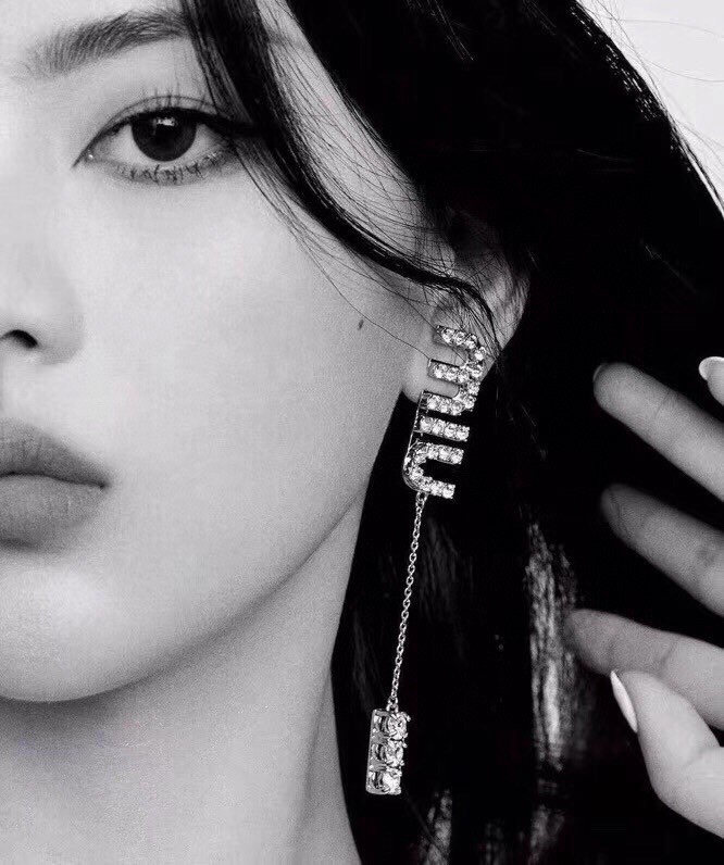 “Yang’s Unique MiuMiu Card Holder with Hand-Embedded Crystals” - 图片 3