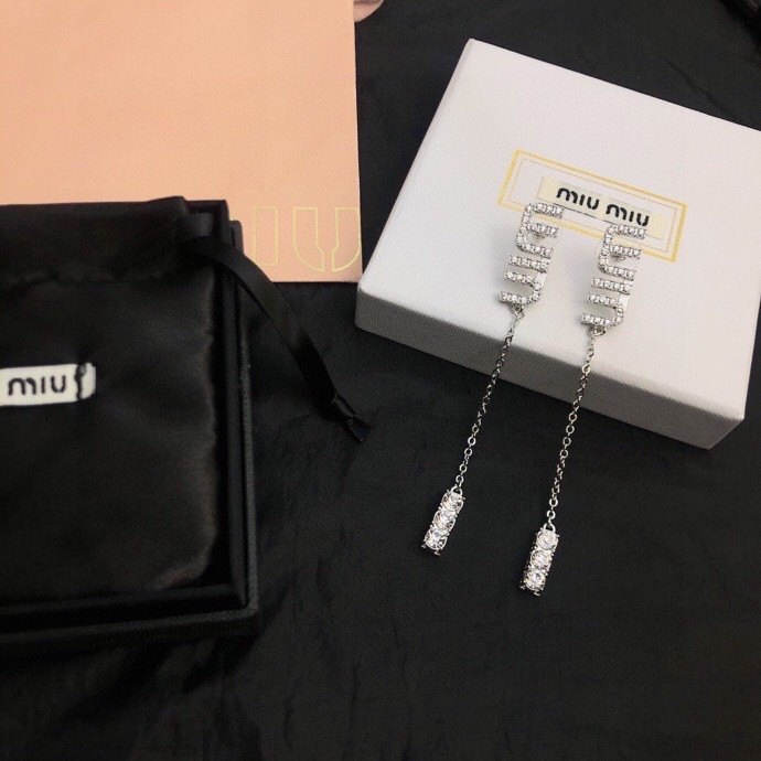 “Yang’s Unique MiuMiu Card Holder with Hand-Embedded Crystals” - 图片 4