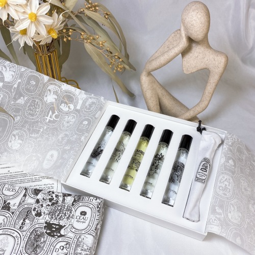 Diptyque Perfume Set, Five-Piece Fragrance Travel Set with Atomizer - 7.5ml x 5 1 Diptyque Perfume Set, Five-Piece Fragrance Travel Set with Atomizer - 7.5ml x 5