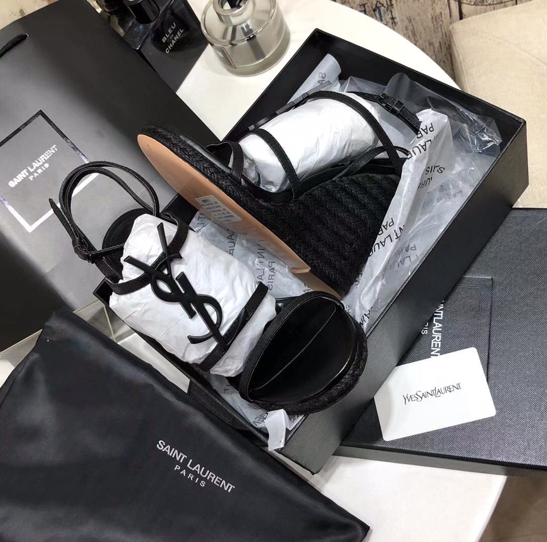 NO:252857,【S**NT LAURENT PARIS】-CASSANDRA logo letter button high heel wedge straw woven leather sandals Material-fabric; imported beef patent leather/beef, inner/foot pad; imported sheepskin, Italian imported genuine leather outsole Heel height: 10.5CM, full set of packaging Size: 35-40 (34/41 custom made no return or exchange), sandals, sandals, espadrilles, sheepskin, Leather soles19860909【S**NT LAURENT PARIS】-CASSANDRA logo字母扣高跟坡跟草编织真皮凉鞋 材质-面料；进口牛漆皮/牛、内里/垫脚；进口羊皮、意大利进口真皮大底 跟高:10.5CM、全套包装 Size:35-40(34/41订做不退换),凉鞋,sandals,espadrilles,sheepskin,Leather soles,Women's Shoes