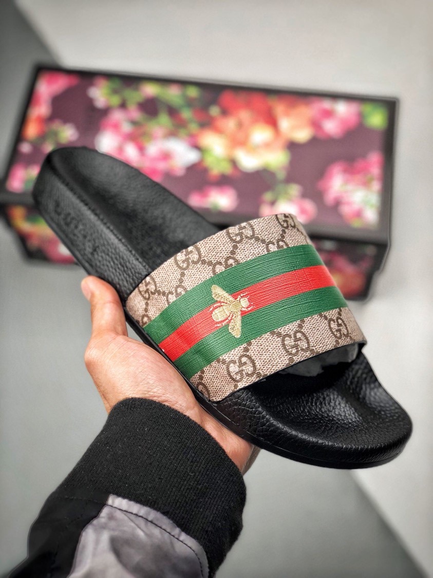  
Gucci 古奇 官网主推款 3D印花一字拖鞋 历年经典爆款 
正品原版开模 高端复刻 Gucci 20ss 夏季时尚潮流爆款 毫无悬念的网红单品 时装周街拍出镜率超高 潮流必备款 百搭 简单易驾驭 原版花盒全套包装 
尺码 35 36 37 38 39 40 41 42 43 44 45