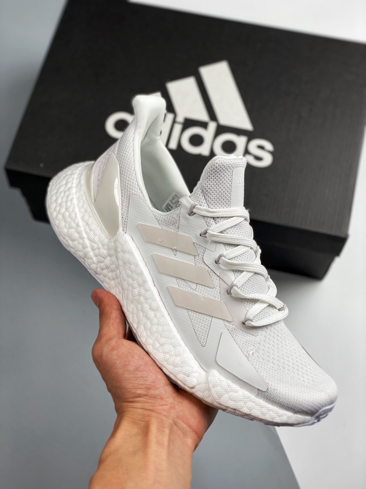 AD Boost X9000L4 Diseño general con gran sensación de velocidad Lanzamiento real fotografiado La parte superior está he…