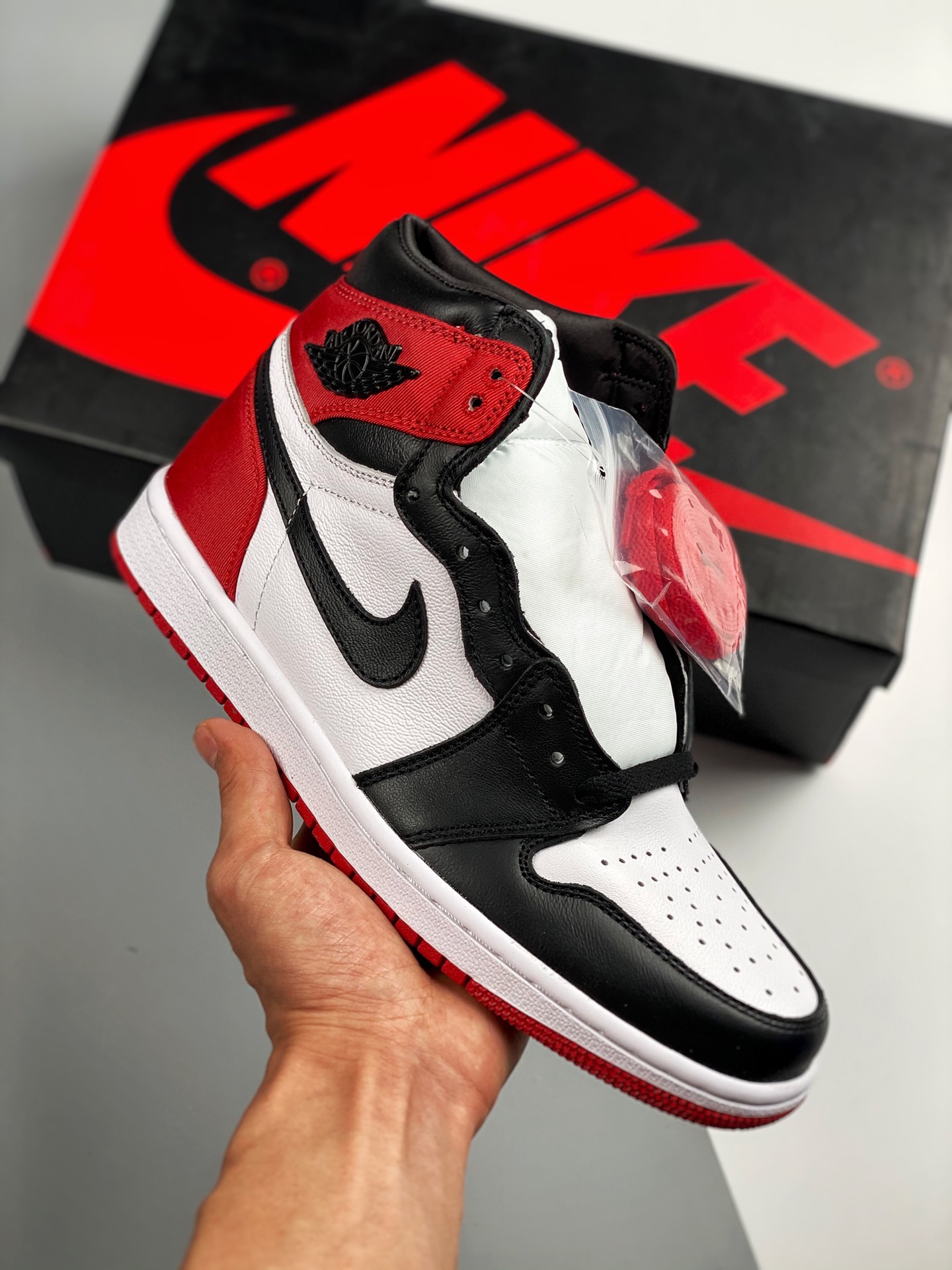 Air Jordan 1 High Satin 黑脚趾 纯原大厂出品 同价区间品质天花板 原装纸板原楦开发 极致鞋型一眼正即视感 #独家私模原档案开模，自动区别市面版本 #全鞋采用东莞头层皮，用料绝不含糊 #飞翼3D高频立体感十足 细节全…