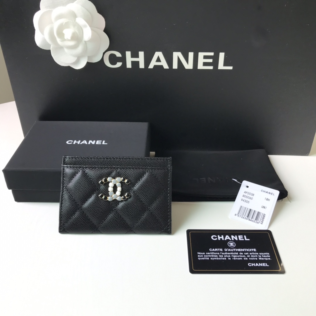 Chanel 卡包菱格纹路 搭配最新款luogo 细节美到淋漓尽致、全套包装 尺寸：11×7.5×1cm
