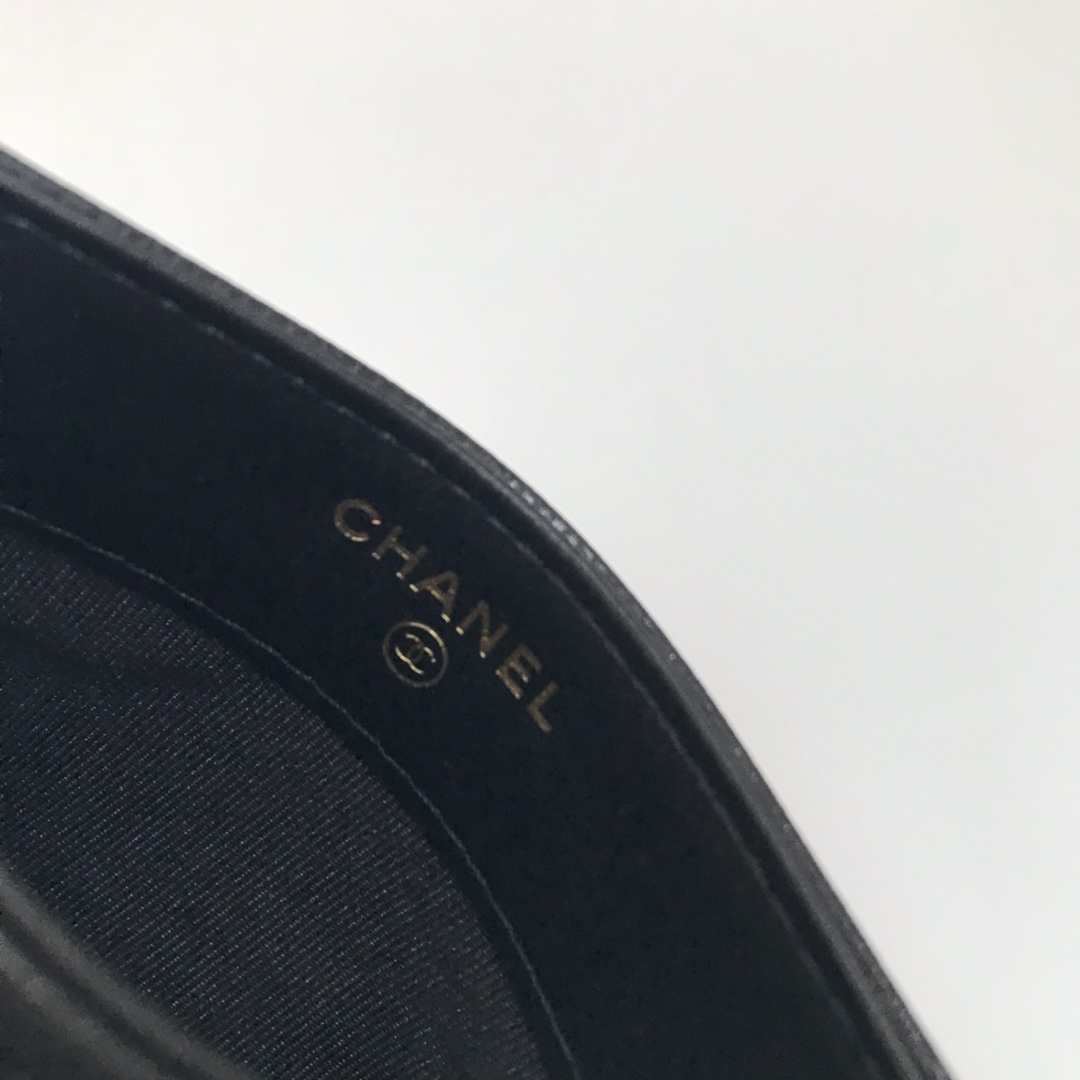 Chanel 卡包菱格纹路 搭配最新款luogo 细节美到淋漓尽致、全套包装 尺寸：11×7.5×1cm