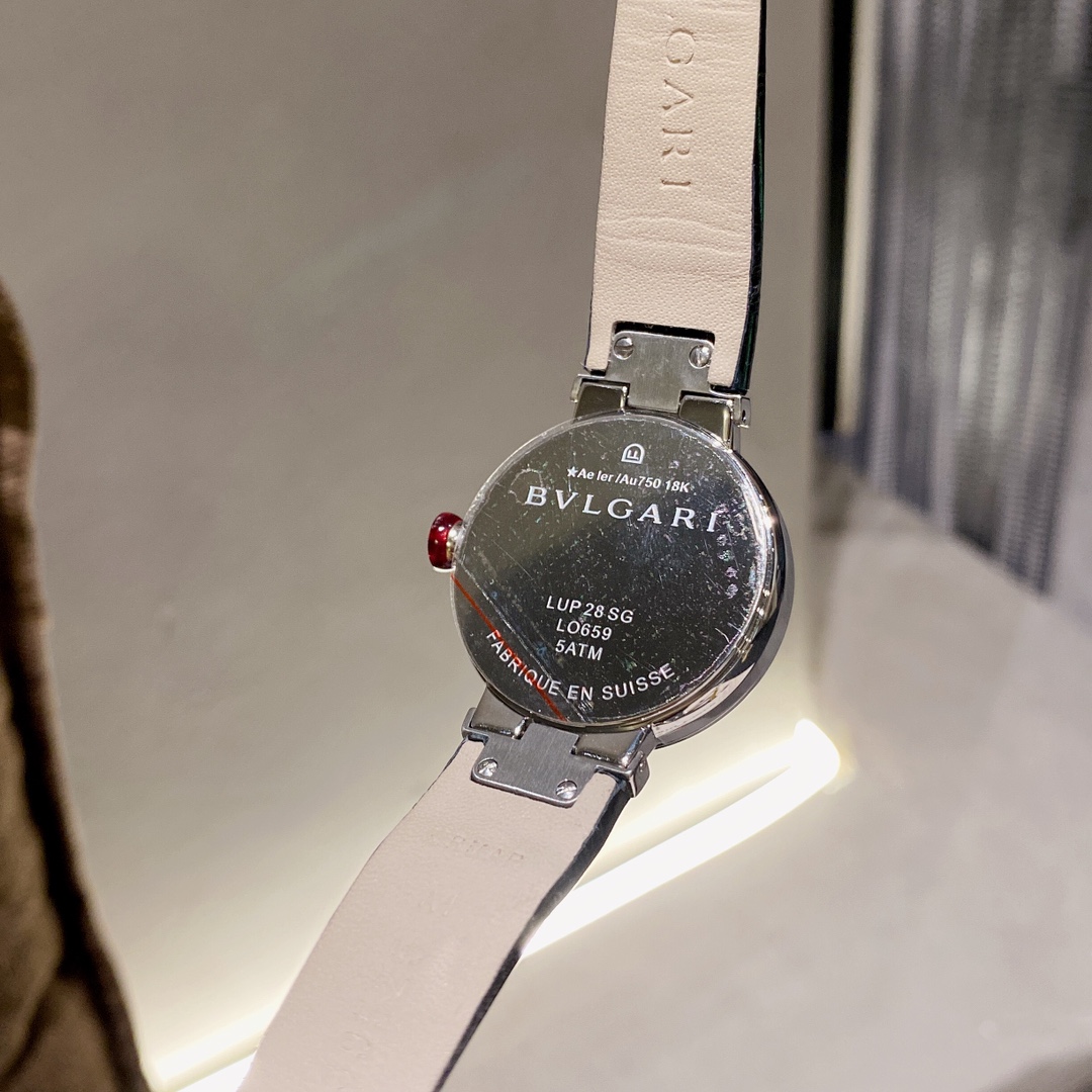 Bvlgari 宝格丽LVCEA系列 大中华限区限定款 祖母绿非常适合夏天的搭配 贝母镭射纹路雕刻面