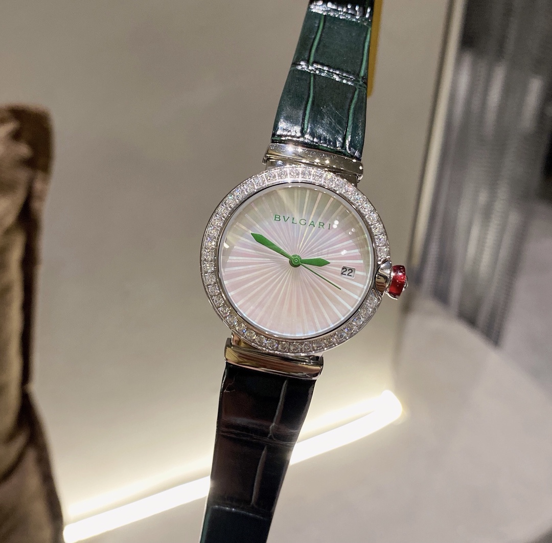 Bvlgari 宝格丽LVCEA系列 大中华限区限定款 祖母绿非常适合夏天的搭配 贝母镭射纹路雕刻面