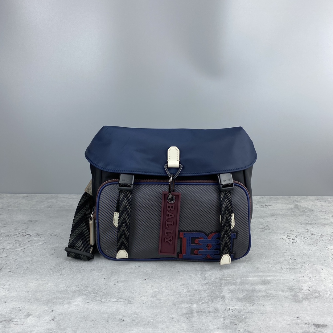 Bally Blauwe Nylon Messenger Bag met Kleurblok Ontwerp en Verstelbare Band