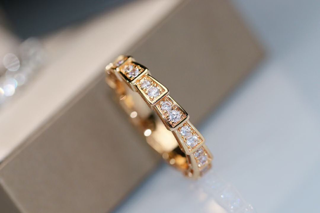 NO:102808,Serpenti Viper Snake Bone Diamond Ring!  The ring body looks like a triangular design with a head of a spirit snake, like a pointed 