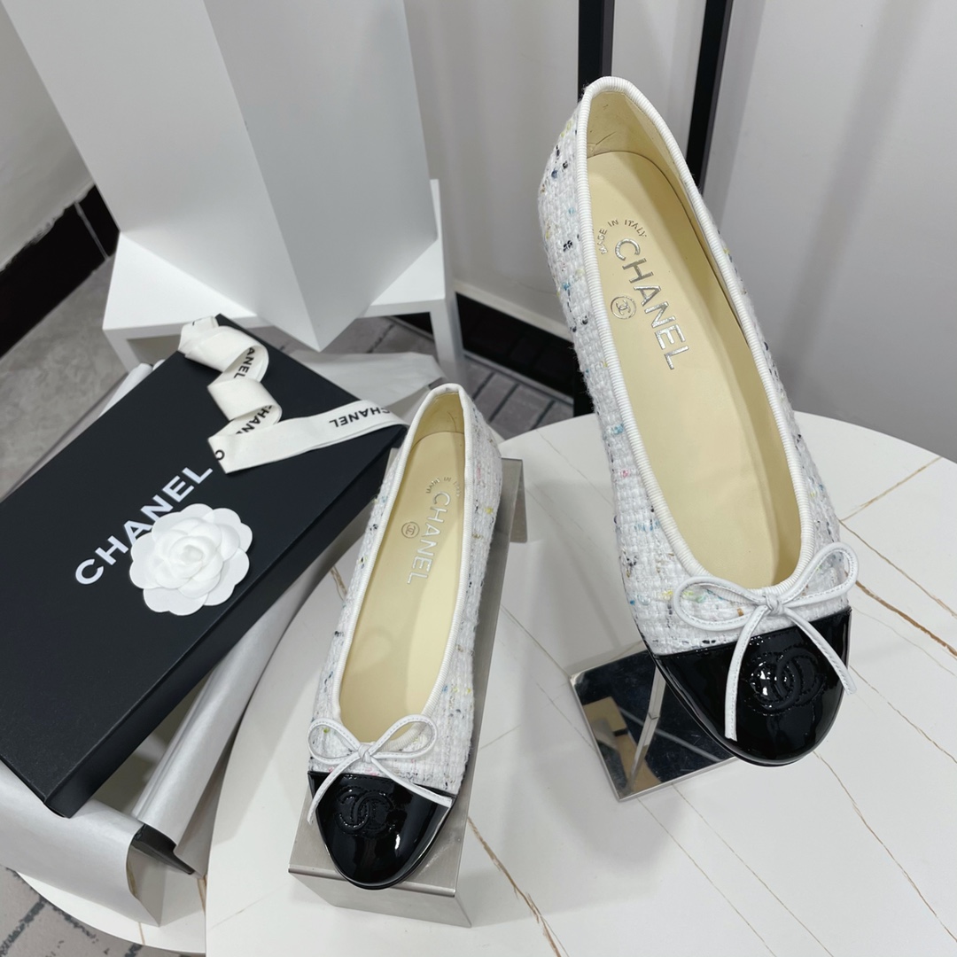 NO:815962,Chanel - the classic color-blocked ballet shoes, the fashionable catwalk model M, has been attracting fans for many years... The color combination and bow embellishment make it a fashionable interpretation!  How to match the series to look good!  Original custom-made wood-colored genuine leather outsole, 1.5cm square heel, imported mixed woolen surface/mixed sheepskin surface, sheepskin lining for feet... 34-40 regular size (41 custom size non-returnable) supporting packaging, ballet shoes, chanel, sheepskin, Leather soles19860909Chanel——经典拼色芭蕾鞋 时尚走秀款M多年过去,依旧吸粉…… 拼接色混搭,蝴蝶结点缀,演绎时尚！怎么搭怎么好看系列！ 原版定制原木色真皮大底,1.5cm方跟,进口混合呢子面/混种羊皮面,羊皮内里垫脚…… 34—40正码（41订做码不退换）配套包装,芭蕾舞鞋,chanel,sheepskin,Leather soles,Women's Shoes
