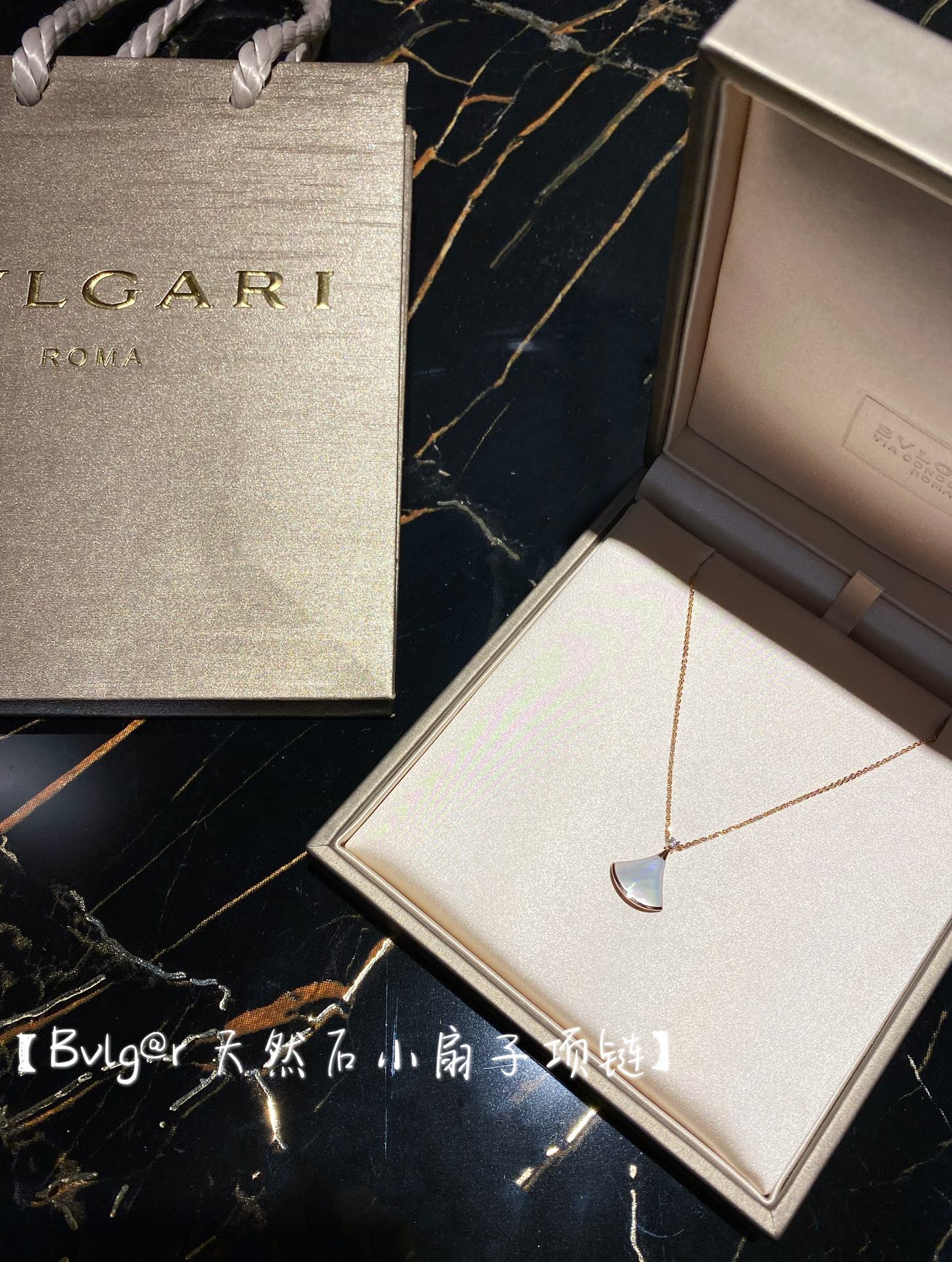 NO:634066,88220 [Bvl@ri Natural Stone Small Fan Necklace] ·Super perfect appearance, version, chain, details, curvature, the most nb version on the entire network, welcome to compare. ·All super 5A top-quality natural stones are used, with strong luster. The stones are carefully carved to minimize gaps without any bulges. The side stones and metal parts are smooth. Look at my pictures. They are natural and not bragging. ·Exclusively customized glitter chain, with a shiny and bright look of real gold.  Bvlg@ri's super classic model, a must-have item for fair fairies, can be worn all year round, how to match it to look good, the upper body is elegant and elegant, I recommend everyone to get it together, bottega veneta, bvlgari, necklace, Cartier high-end jewelry1986090988220【Bvl@ri天然石小扇子项链】 ·超完美品相,版型、链条、细节、弧度,全网最nb版本,欢迎对比 ·全部用的超5A极品天然石,光泽感强,石头是精雕的最大限度减少缝隙,无任何凸起,侧面石头与金属部分是平滑的,大家看我的图片,浑然天成不是吹牛 ·独家定制闪光链条,自带真金视觉感的闪亮亮 Bvlg@ri家的超级经典款,白富美小仙女姐姐的必备单品,一年四季都可以佩戴,怎么搭配怎么好看,上身优雅气质,推荐宝们人手一个整起来,,bottega veneta,bvlgari,necklace,卡迪亚高端饰品,Jewelry