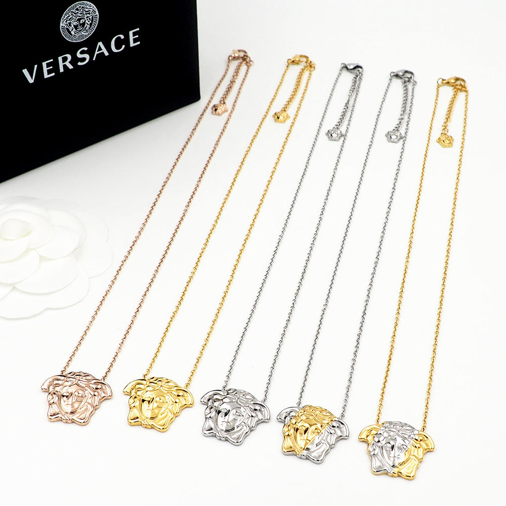 The necklace p. 160, the earring p. 140, the VersacE network synchronizes the Medusa collection, the five colours.